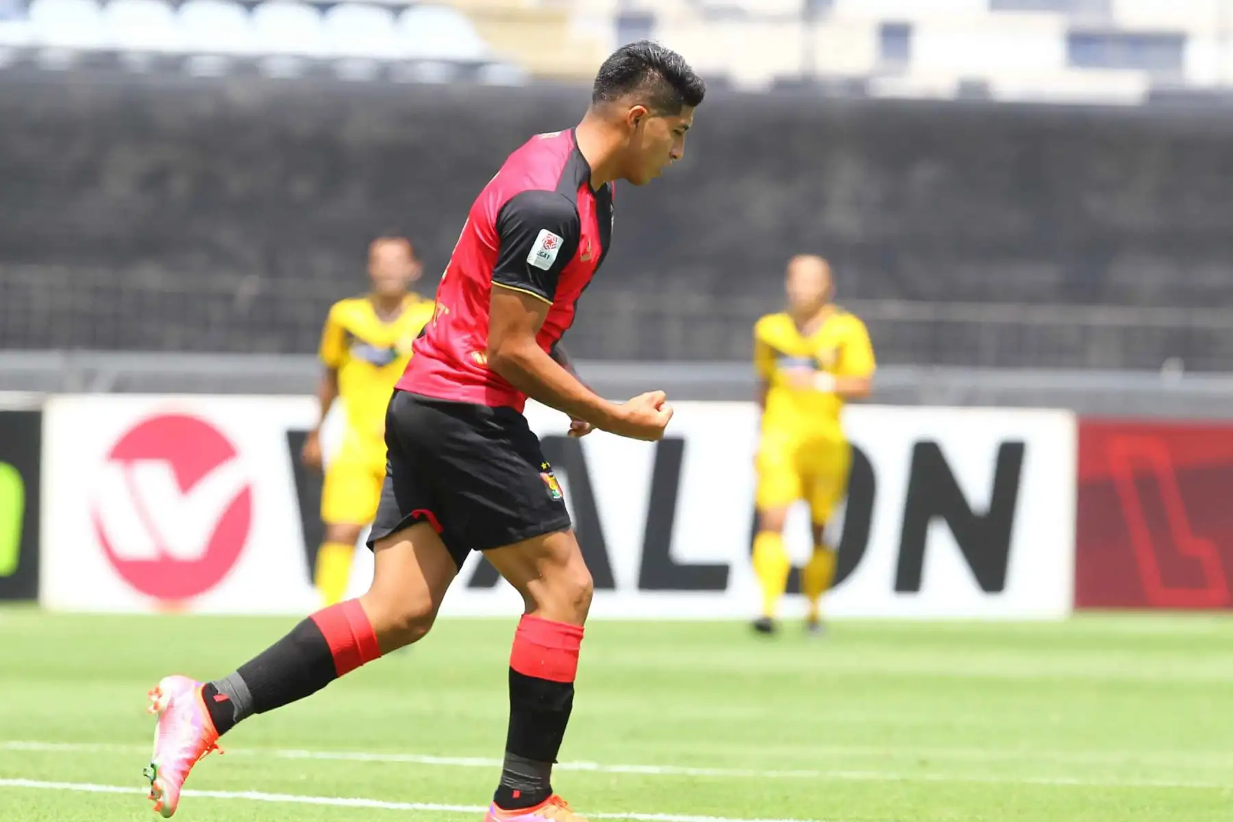 Luis Iberico, de Melgar conduce el balón ante Cantolao por la tercera fecha de la Liga 1, en el estadio Alejandro Villanueva.
 Foto: Liga 1