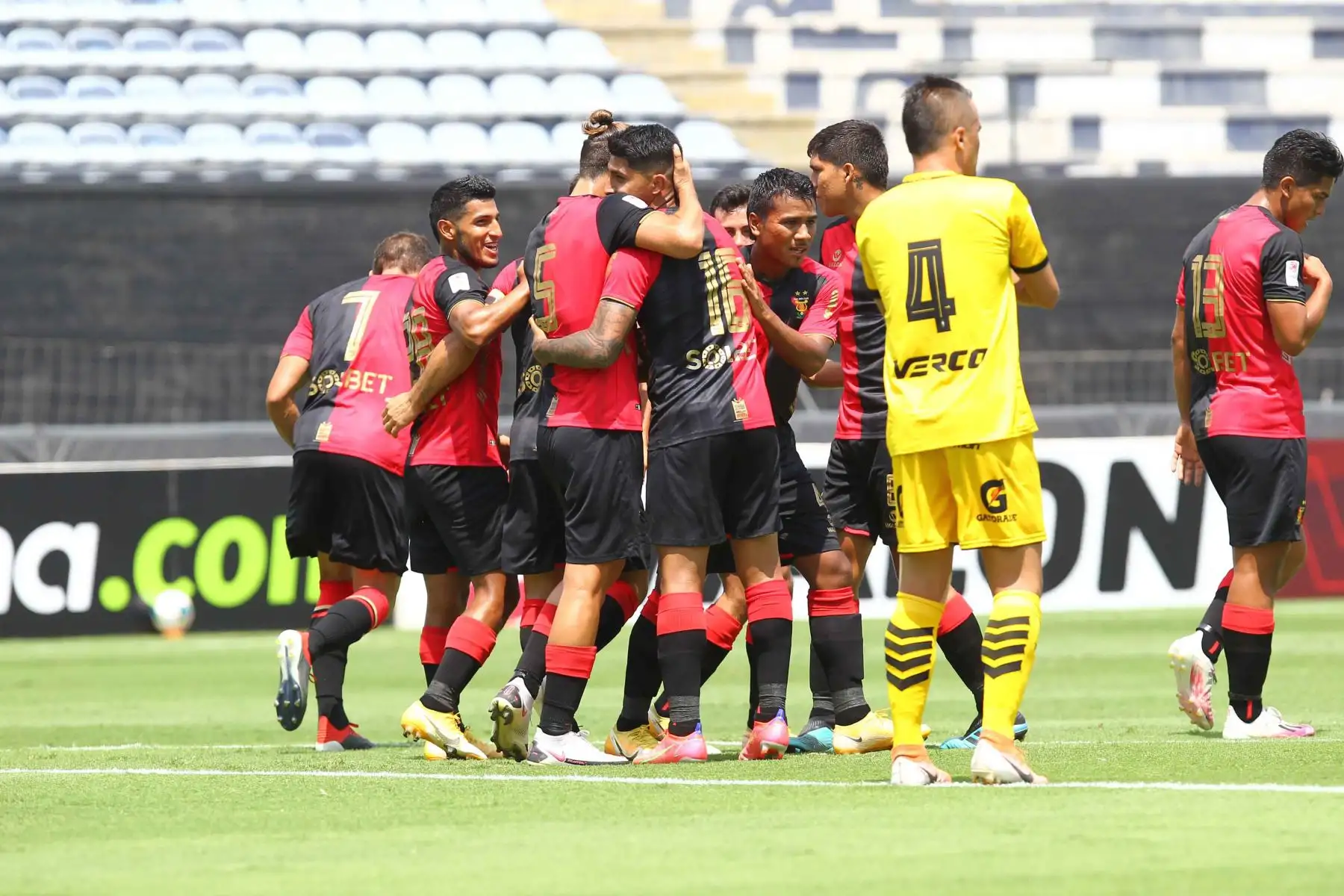Luis Iberico, de Melgar celebra con sus compañeros ante Cantolao por la tercera fecha de la Liga 1, en el estadio Alejandro Villanueva.
 Foto: Liga 1