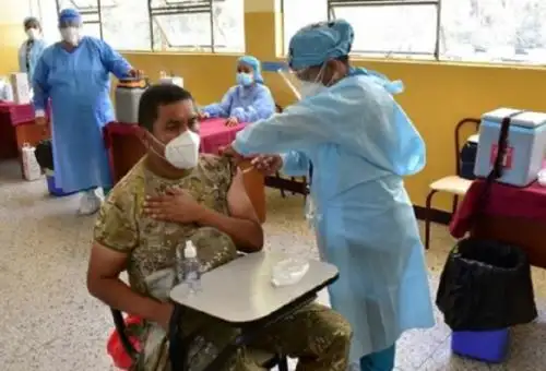 Las vacunas del laboratorio Pfizer enviadas por el Ministerio de Salud (Minsa) a la Dirección Regional de Salud (Diresa) de Piura y a la Gerencia Regional de Salud (Geresa) de Lambayeque ya fueron aplicadas a casi 4,000 efectivos de las Fuerzas Armadas en ambas regiones.