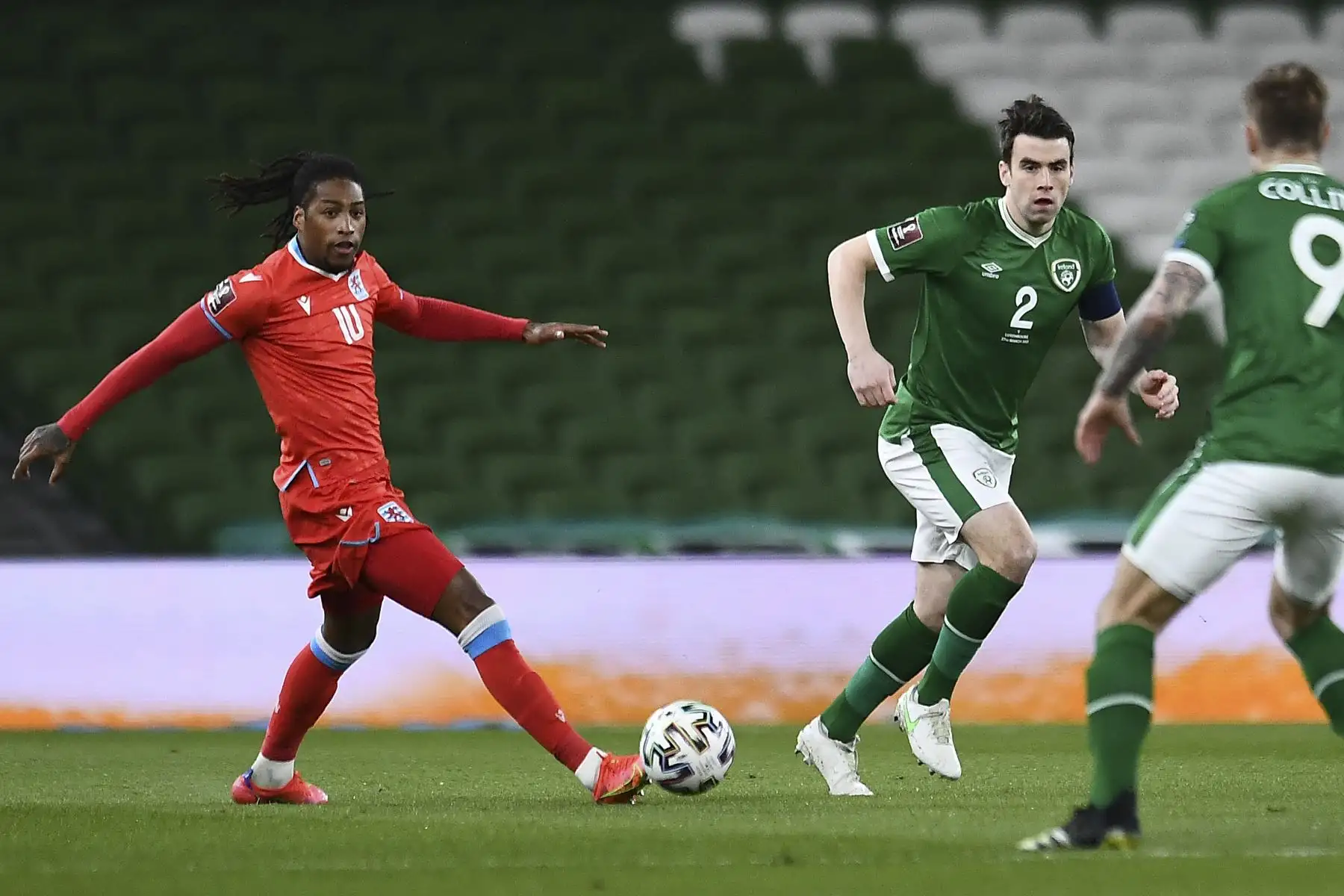 El delantero luxemburgués Gerson Rodrigues (L) compite con el defensor de la República de Irlanda Seamus Coleman (C) durante el partido de clasificación del grupo A de la Copa Mundial de la FIFA Qatar 2022 entre Irlanda y Luxemburgo en el Estadio Aviva de Dublín. Foto: AFP