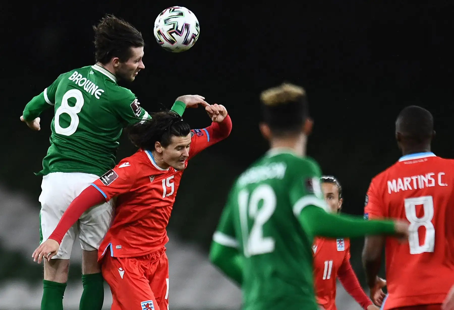 El centrocampista de la República de Irlanda Alan Browne (L) compite para cabecear el balón con el centrocampista de Luxemburgo Olivier Thill (2L) durante el partido de clasificación del grupo A para la Copa Mundial de la FIFA Qatar 2022 entre Irlanda y Luxemburgo en el Estadio Aviva de Dublín. Foto: AFP