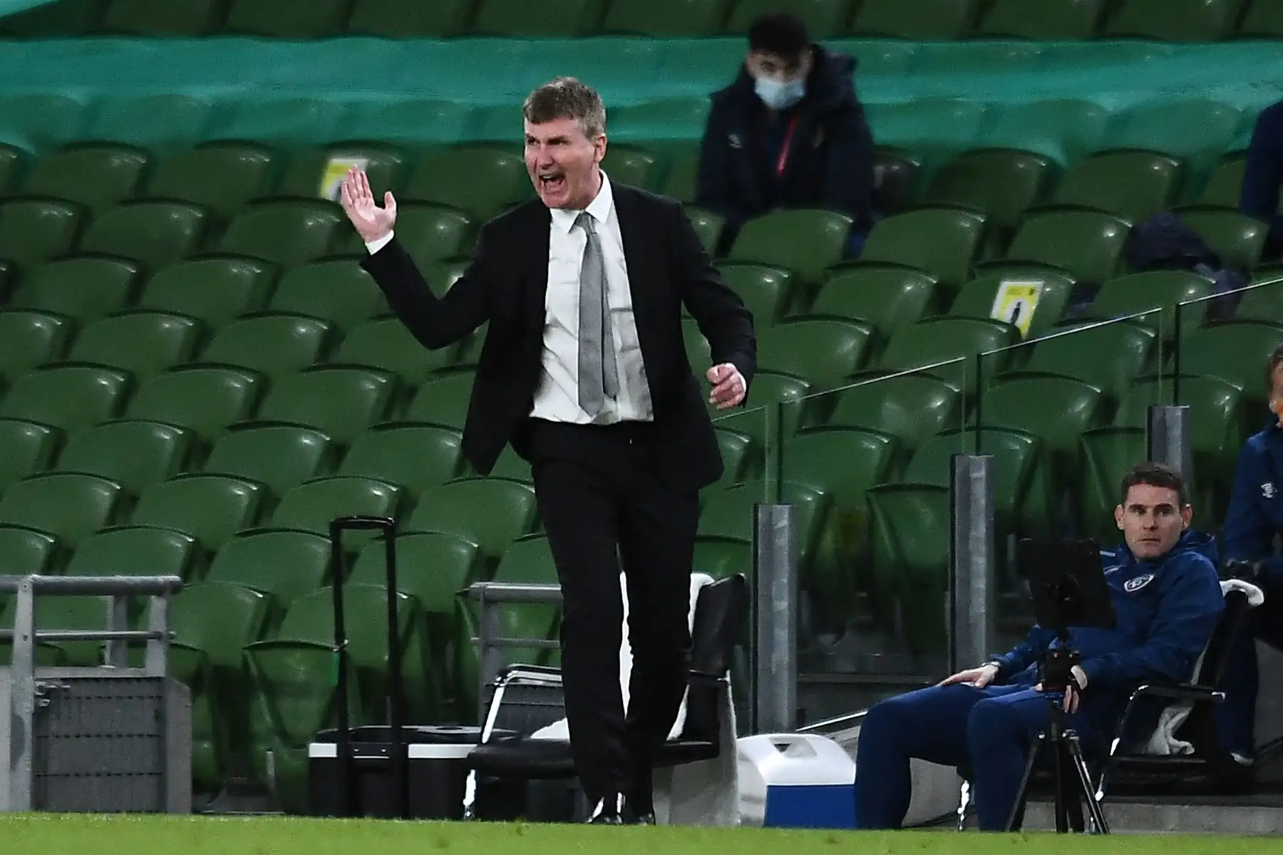 El entrenador en jefe de la República de Irlanda, Stephen Kenny, grita instrucciones a sus jugadores desde la línea de banda durante el partido de clasificación del grupo A para la Copa Mundial de la FIFA Qatar 2022 entre Irlanda y Luxemburgo en el Estadio Aviva de Dublín. Foto: AFP