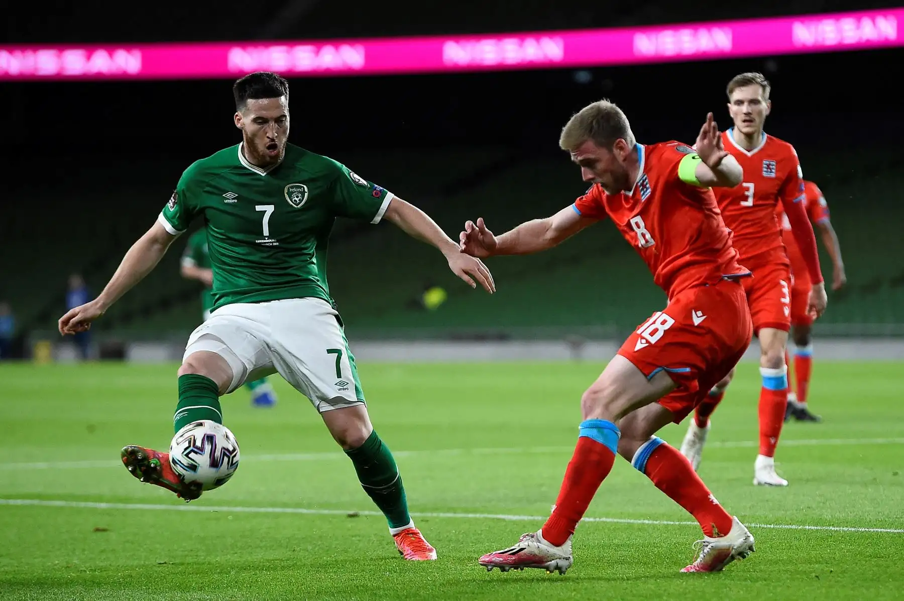El defensor de la República de Irlanda Matt Doherty (izq.) Bloquea una cruz del defensor de México Jorge Sánchez durante el partido de clasificación del grupo A para la Copa Mundial de la FIFA Qatar 2022 entre Irlanda y Luxemburgo en el Estadio Aviva de Dublín. Foto: AFP