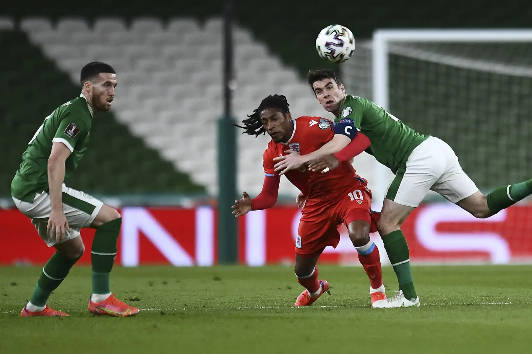 El defensor de la República de Irlanda, Seamus Coleman (R), compite con el delantero de Luxemburgo Gerson Rodrigues durante la Copa Mundial de la FIFA Qatar 2022, partido de clasificación del grupo A entre Irlanda y Luxemburgo en el Estadio Aviva de Dublín. Foto: AFP