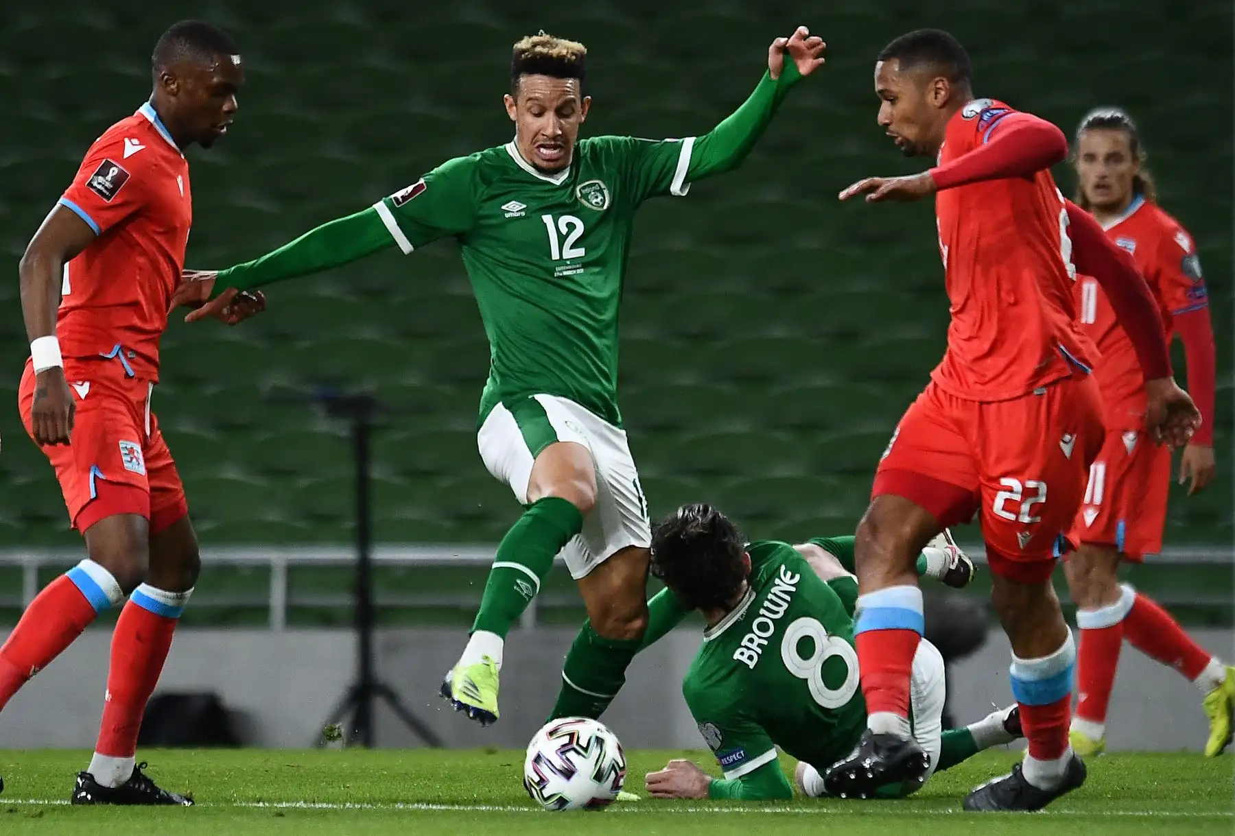 El delantero de la República de Irlanda Callum Robinson (2L) dispara pero no logra anotar durante el partido de clasificación del grupo A de la Copa Mundial de la FIFA Qatar 2022 entre Irlanda y Luxemburgo en el Estadio Aviva de Dublín. Foto: AFP