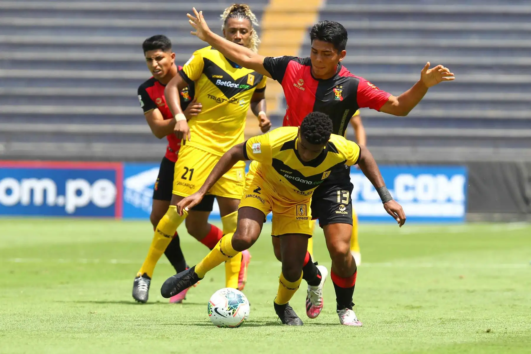 Jorge Toledo de Cantolao,desafía al jugador Freddy Oncoy de Melgar por la tercera fecha de la Liga 1, en el estadio Alejandro Villanueva.
 Foto: Liga 1