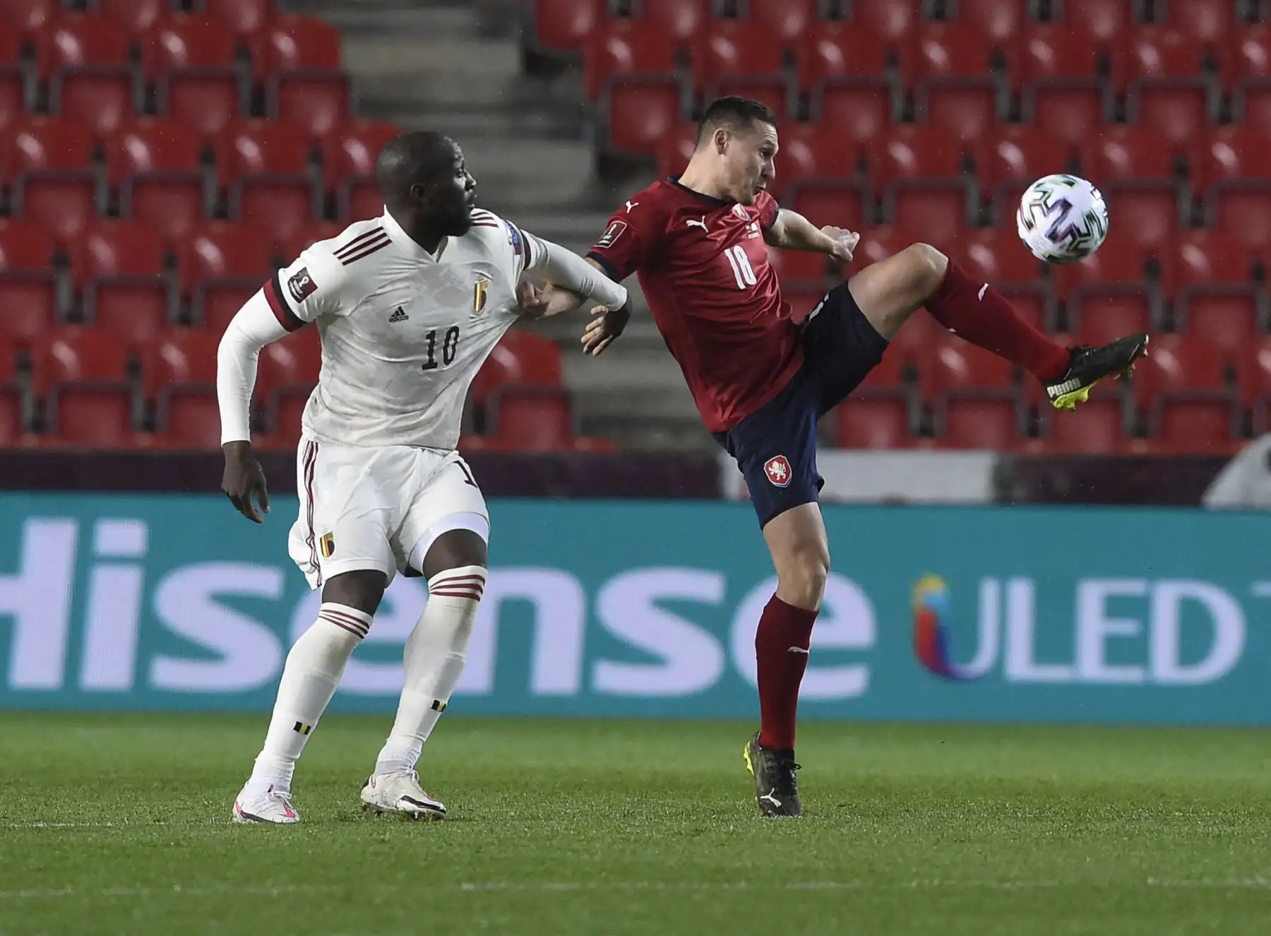 El defensor de la República Checa Jan Boril (der.) Y el delantero de Bélgica Romelu Lukaku disputan el balón durante el partido de clasificación para la Copa Mundial de la FIFA Qatar 2022 República Checa-Bélgica en Praga. Foto: AFP