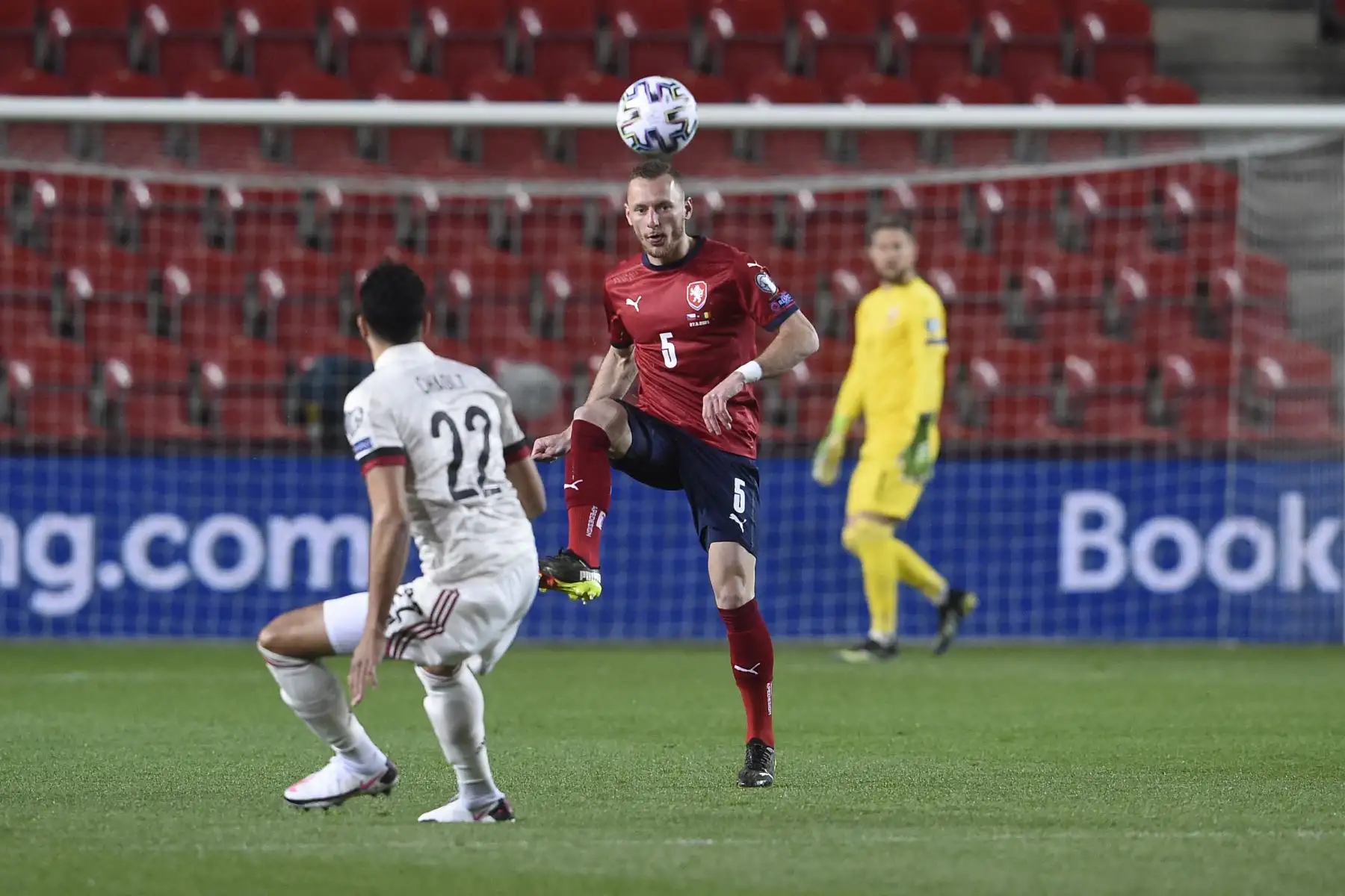 El defensor de la República Checa Vladimir Coufal (R) y el mediocampista belga Nacer Chadli compiten por el balón durante el partido de clasificación de la Copa Mundial de la FIFA Qatar 2022 República Checa-Bélgica en Praga. Foto: AFP