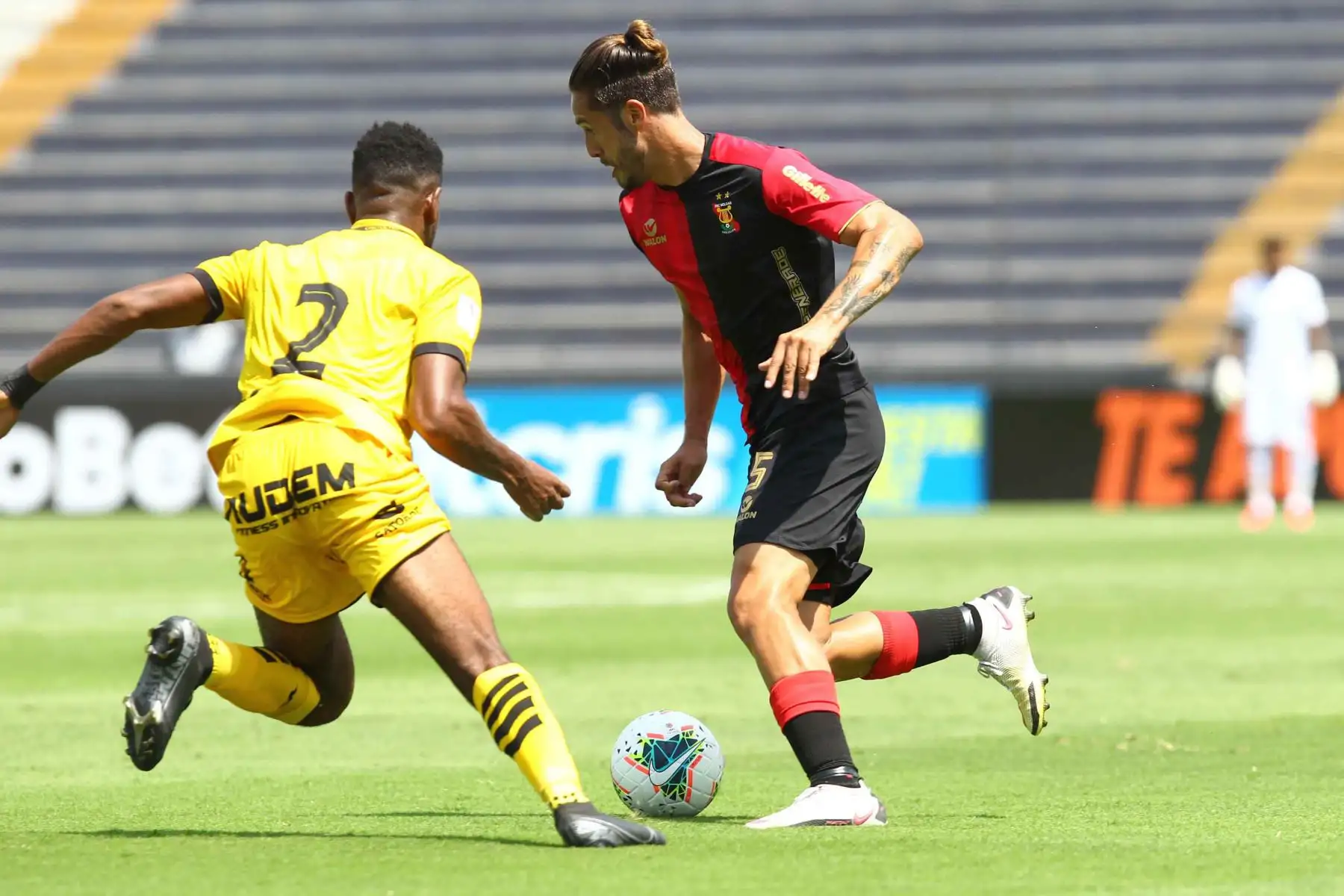 Alec Deneumostier de Melgar, desafía al jugador Jorge Toledo de Cantolao por la tercera fecha de la Liga 1, en el estadio Alejandro Villanueva.
 Foto: Liga 1