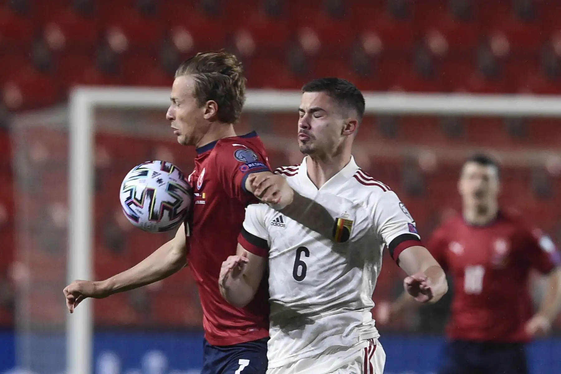 El mediocampista de la República Checa Antonin Barak (L) y el mediocampista de Bélgica Leander Dendoncker disputan el balón durante el partido de clasificación para la Copa Mundial de la FIFA Qatar 2022 República Checa-Bélgica en Praga. Foto: AFP
