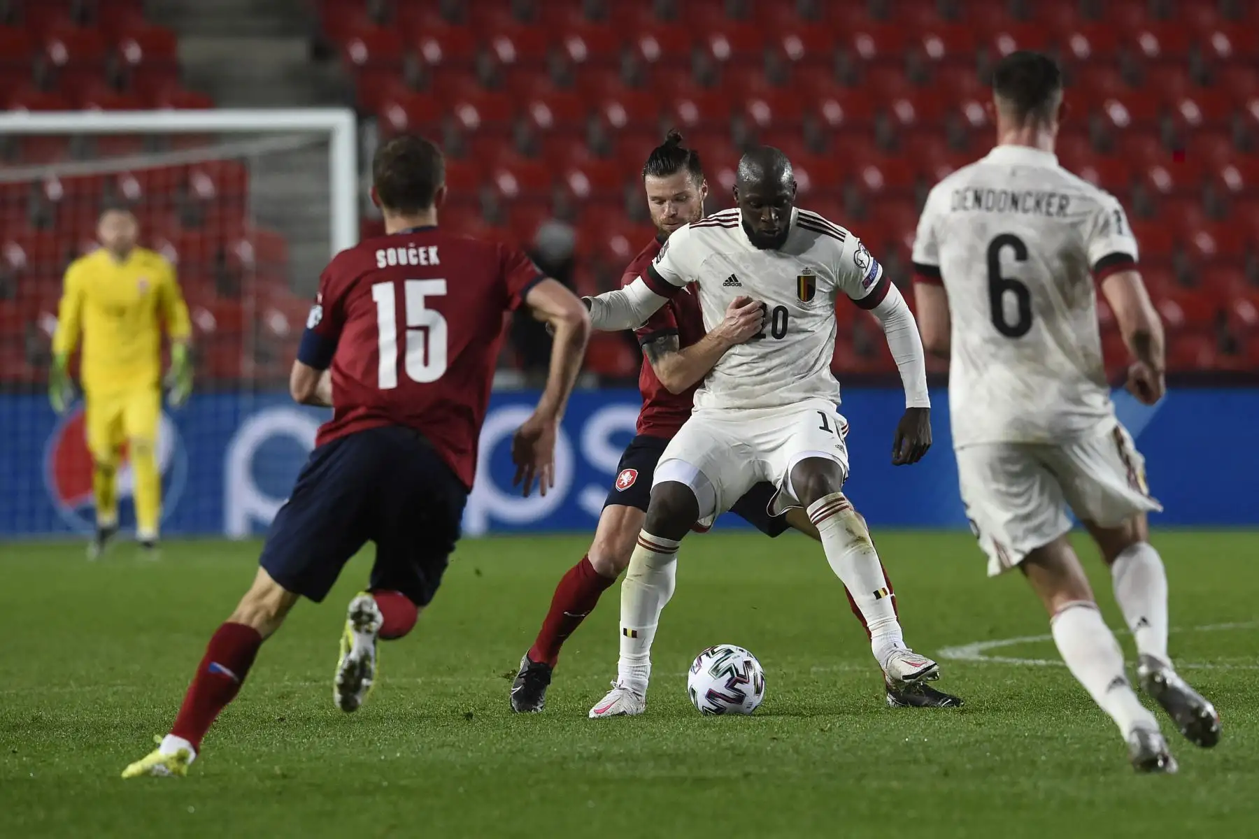 El defensor de la República Checa Ondrej Celustka (L) y el delantero de Bélgica Romelu Lukaku disputan el balón durante el partido de clasificación para la Copa Mundial de la FIFA Qatar 2022 República Checa-Bélgica en Praga. Foto: AFP