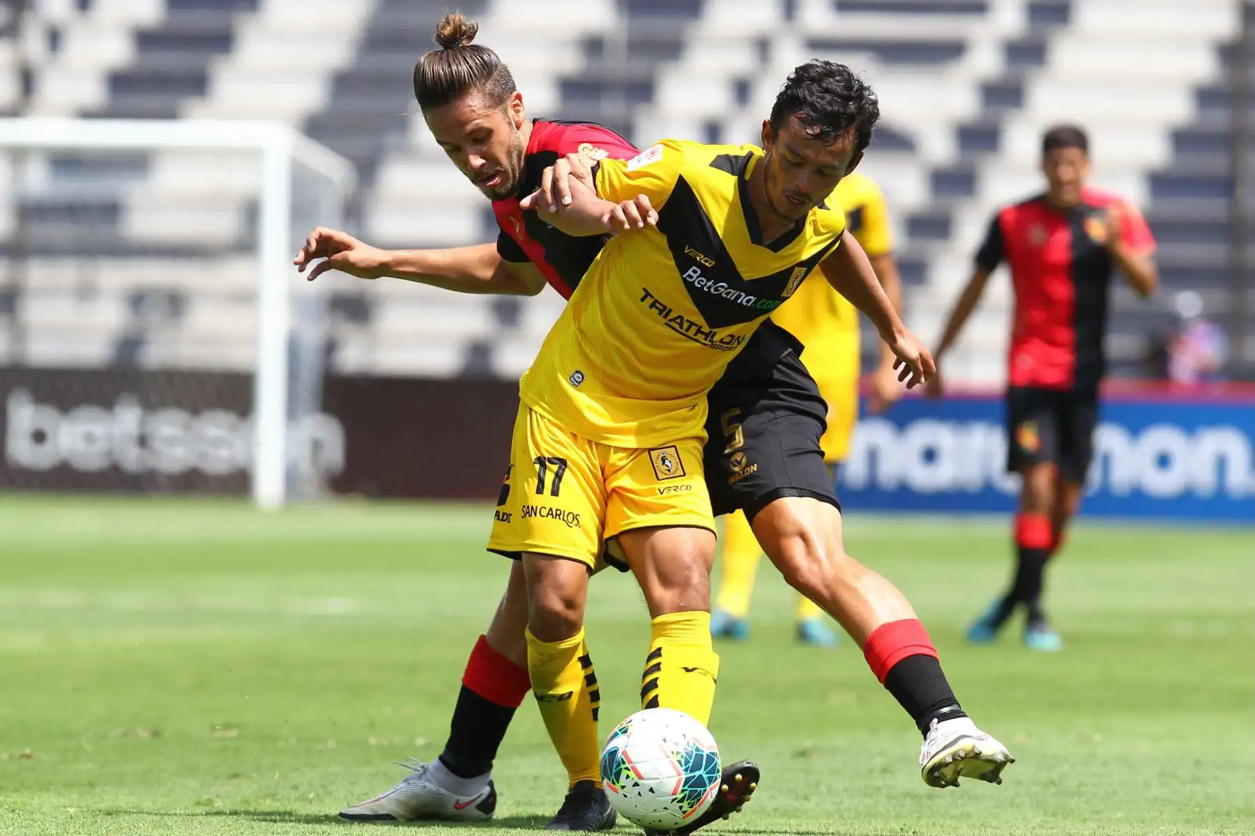 Mario Tajima de cantolao, desafía al jugador de Melgar por la tercera fecha de la Liga 1, en el estadio Alejandro Villanueva.
 Foto: Liga 1