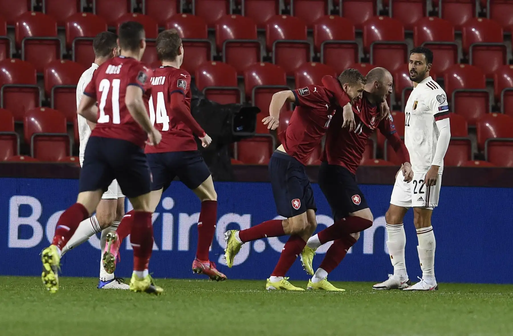 El delantero de la República Checa Lukas Provod (L) celebra con su compañero de equipo el delantero de la República Checa Michal Krmencik después de anotar durante el partido de clasificación de la Copa Mundial de la FIFA Qatar 2022 República Checa v Bélgica en Praga. Foto: AFP