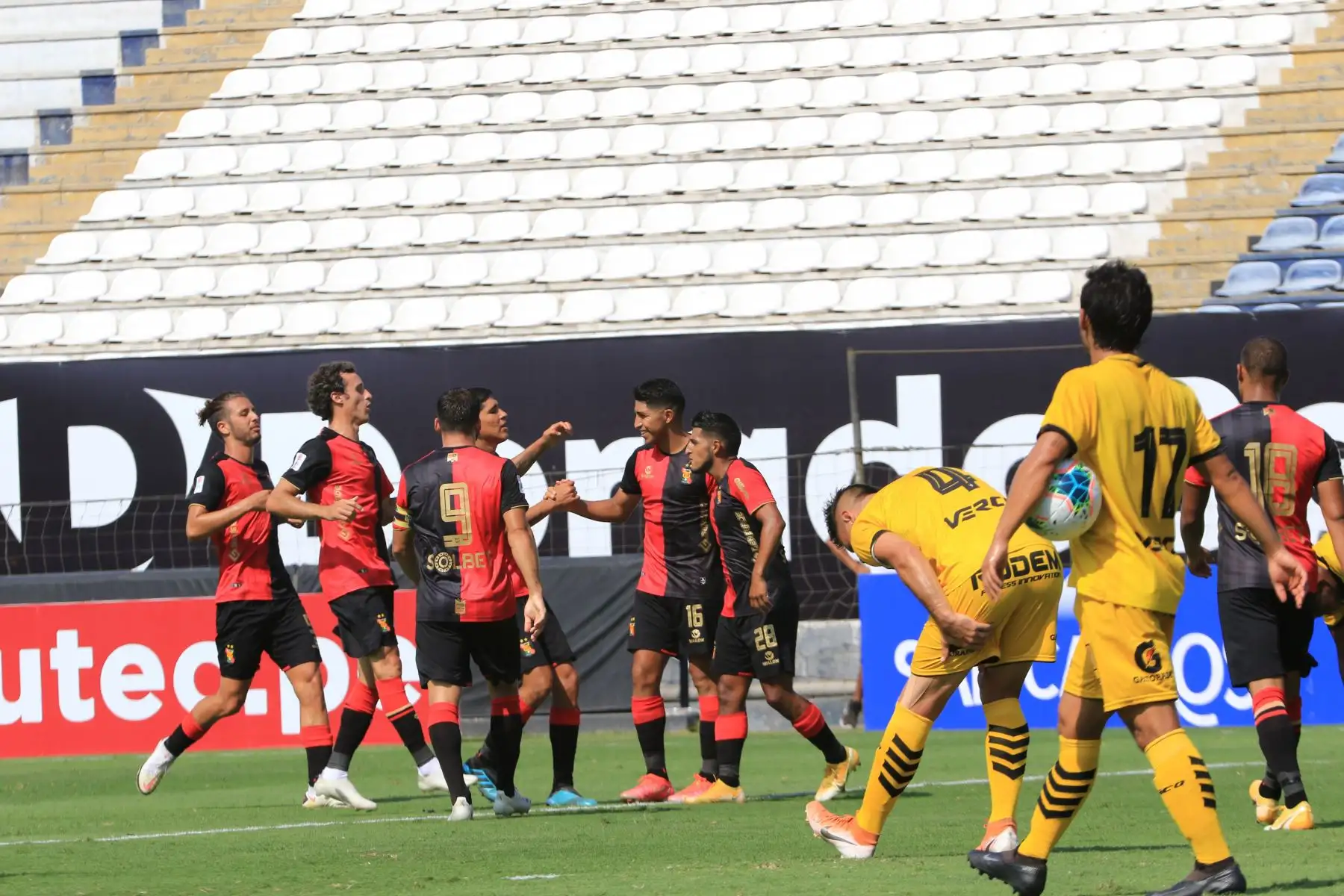 Jugadores de Melgar, desafía al jugador  de Cantolao por la tercera fecha de la Liga 1, en el estadio Alejandro Villanueva.
 Foto: Liga 1