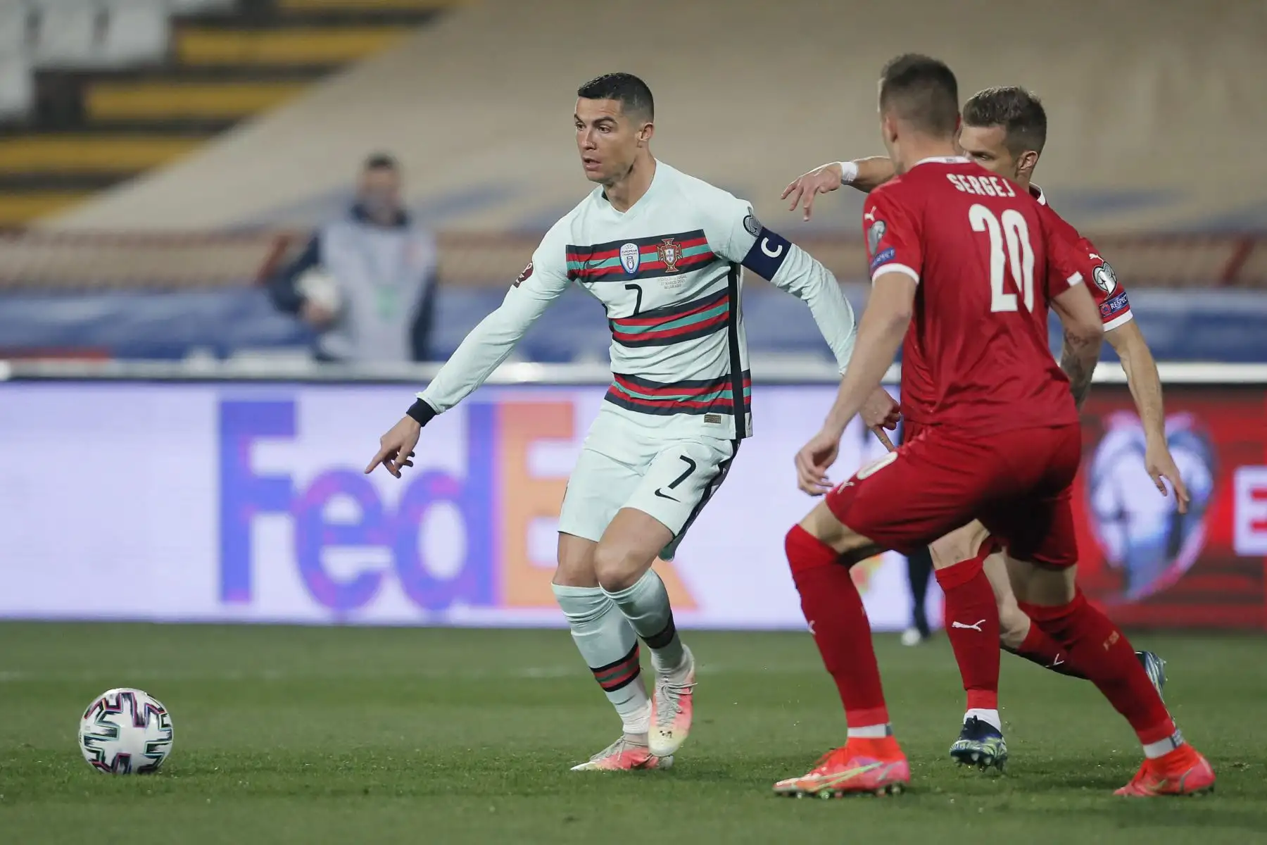 El delantero portugués Cristiano Ronaldo (L) lucha por el balón con el centrocampista de Serbia Sergej Milinkovic-Savic (R) durante la clasificación de la Copa Mundial de la FIFA Qatar 2022 Grupo A partido de fútbol entre Serbia y Portugal en el Rajko Mitic Stadium, en Belgrado. Foto: AFP