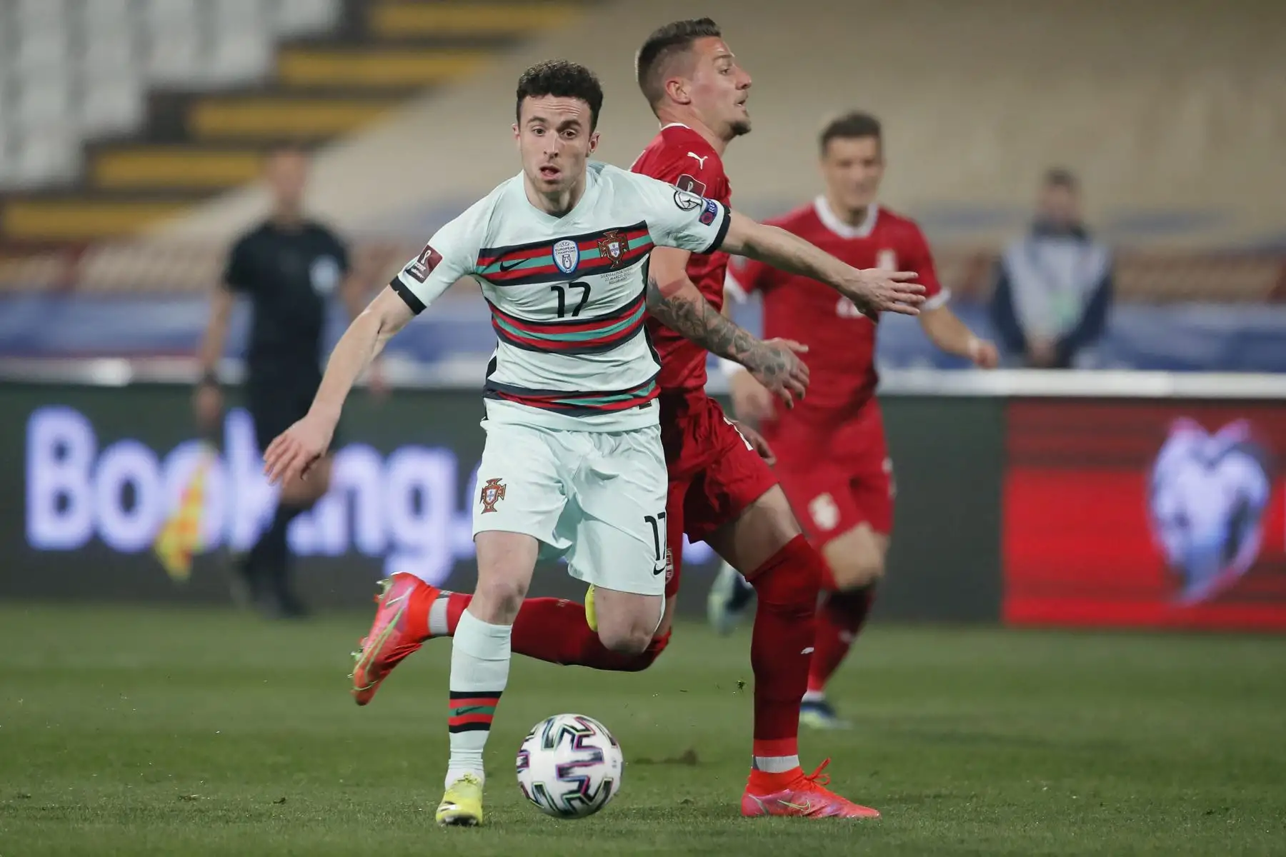 El delantero portugués Diogo Jota pelea por el balón con el centrocampista serbio Sergej Milinkovic-Savic durante el partido de clasificación del Grupo A para la Copa Mundial de la FIFA Qatar 2022 entre Serbia y Portugal en el Estadio Rajko Mitic, en Belgrado. Foto: AFP