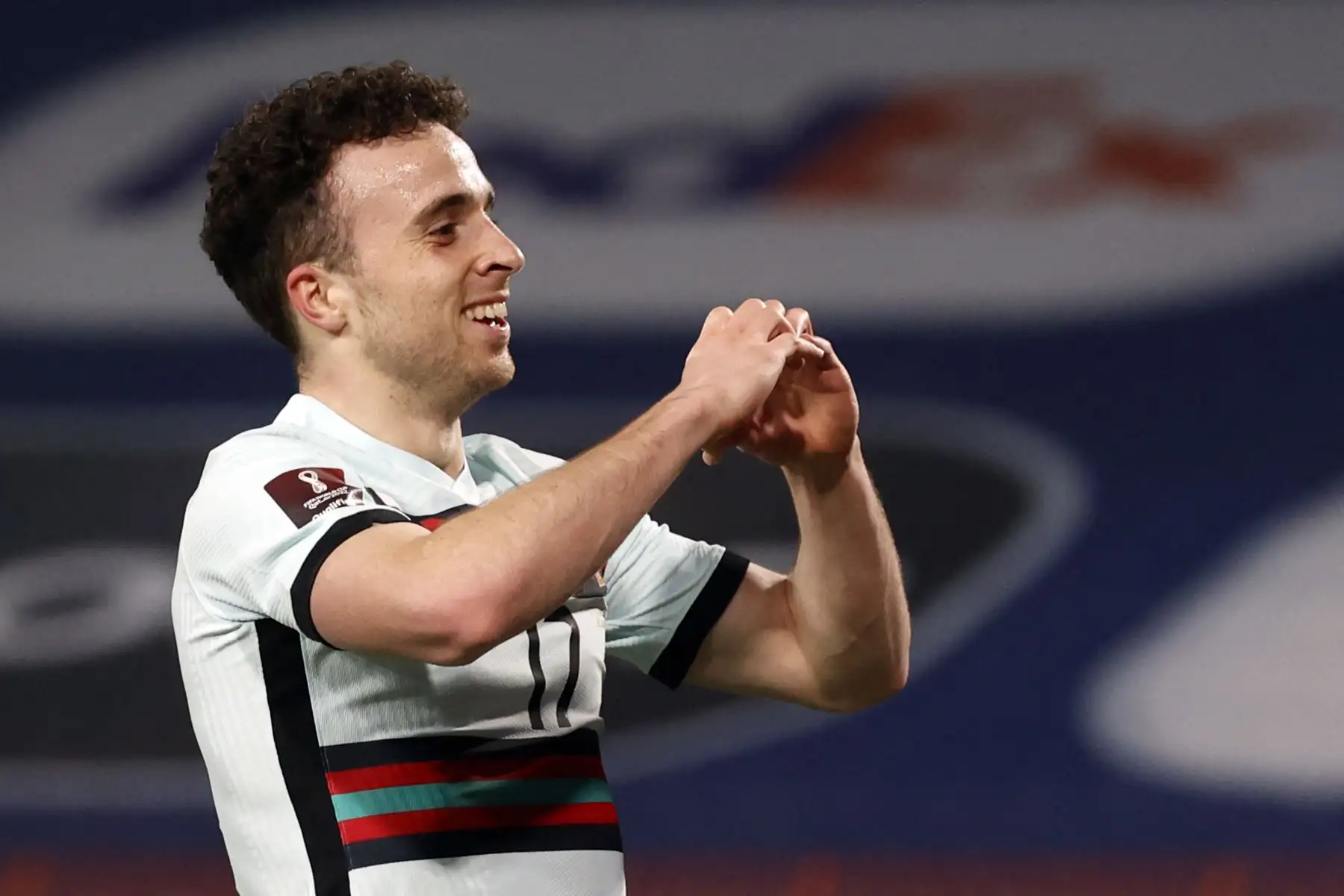 El delantero portugués Diogo Jota celebra tras marcar un gol durante el partido de clasificación del Grupo A para la Copa Mundial de la FIFA Qatar 2022 entre Serbia y Portugal en el Estadio Rajko Mitic, en Belgrado. Foto: AFP