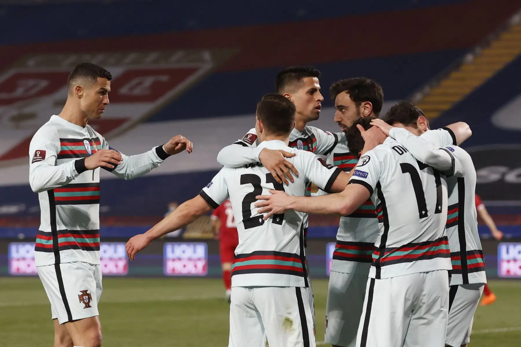 El delantero portugués Diogo Jota (2ndR) es felicitado por sus compañeros tras marcar un gol durante el partido de clasificación del Grupo A para la Copa Mundial de la FIFA Qatar 2022 entre Serbia y Portugal en el Rajko Mitic Stadium, en Belgrado. Foto: AFP