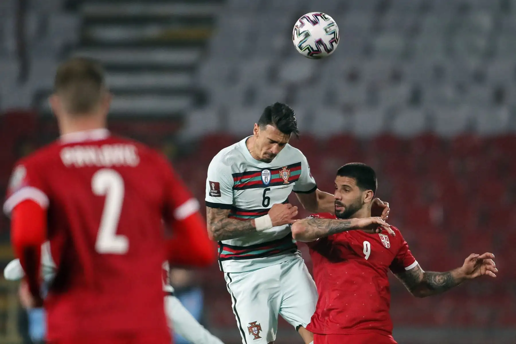 El defensor de Portugal José Fonte (C) pelea por el balón con el delantero de Serbia Aleksandar Mitrovic durante el partido de clasificación del Grupo A para la Copa Mundial de la FIFA Qatar 2022 entre Serbia y Portugal en el Estadio Rajko Mitic, en Belgrado. Foto: AFP