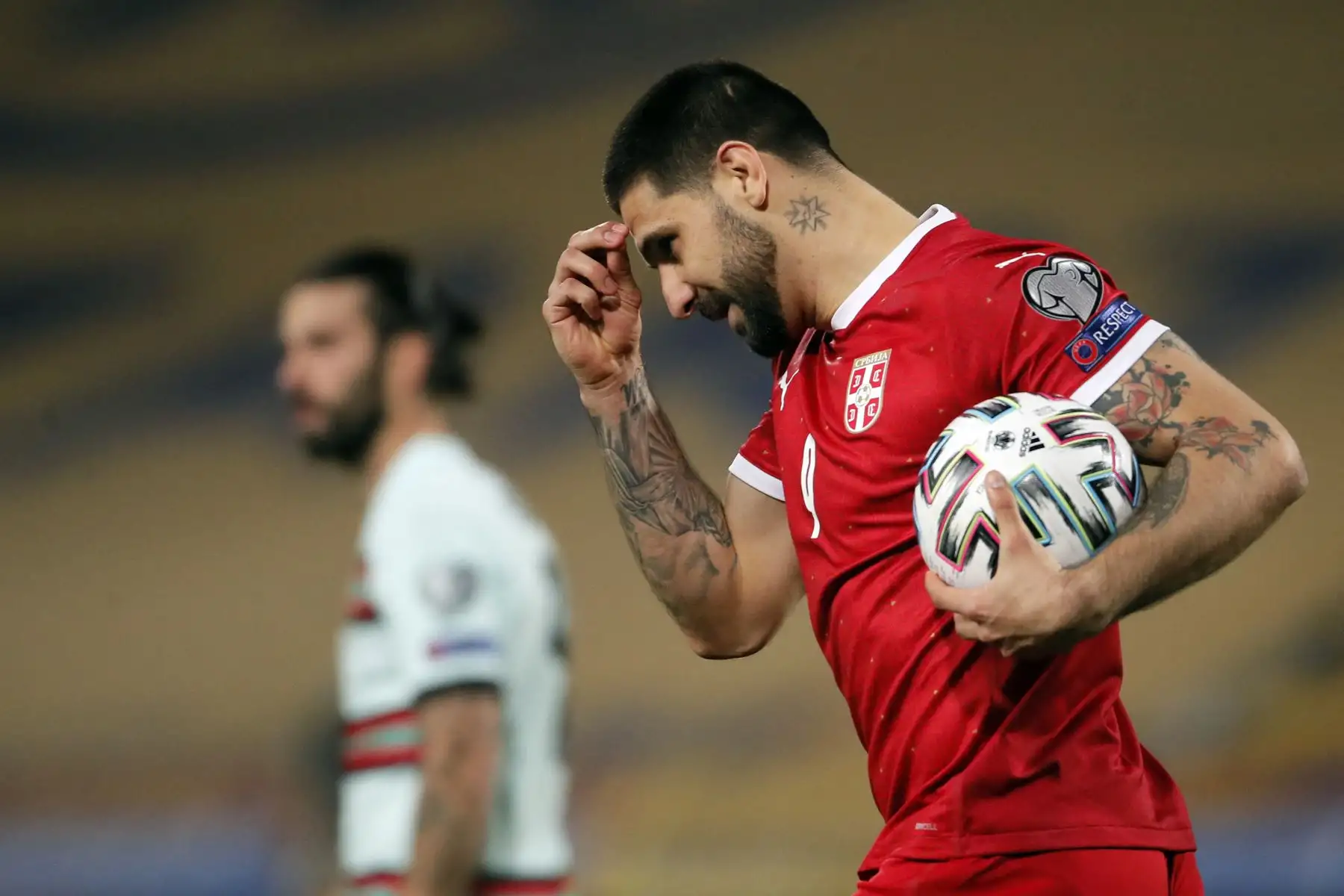 El delantero serbio Aleksandar Mitrovic reacciona tras marcar un gol durante el partido de clasificación del Grupo A para la Copa Mundial de la FIFA Qatar 2022 entre Serbia y Portugal en el Estadio Rajko Mitic, en Belgrado. Foto: AFP