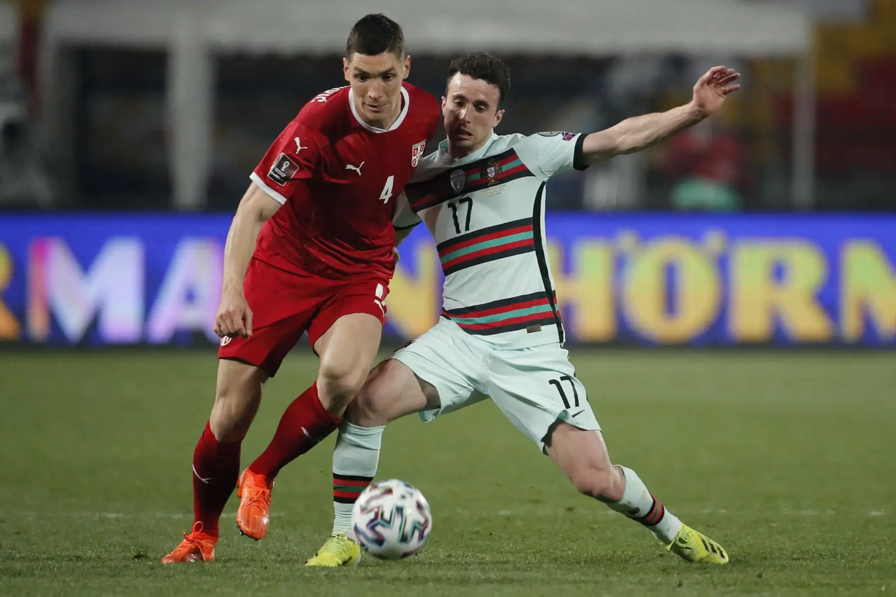 El defensor de Serbia Nikola Milenkovic (L) lucha por el balón con el delantero portugués Diogo Jota durante el partido de clasificación del Grupo A para la Copa Mundial de la FIFA Qatar 2022 entre Serbia y Portugal en el Estadio Rajko Mitic, en Belgrado. Foto: AFP