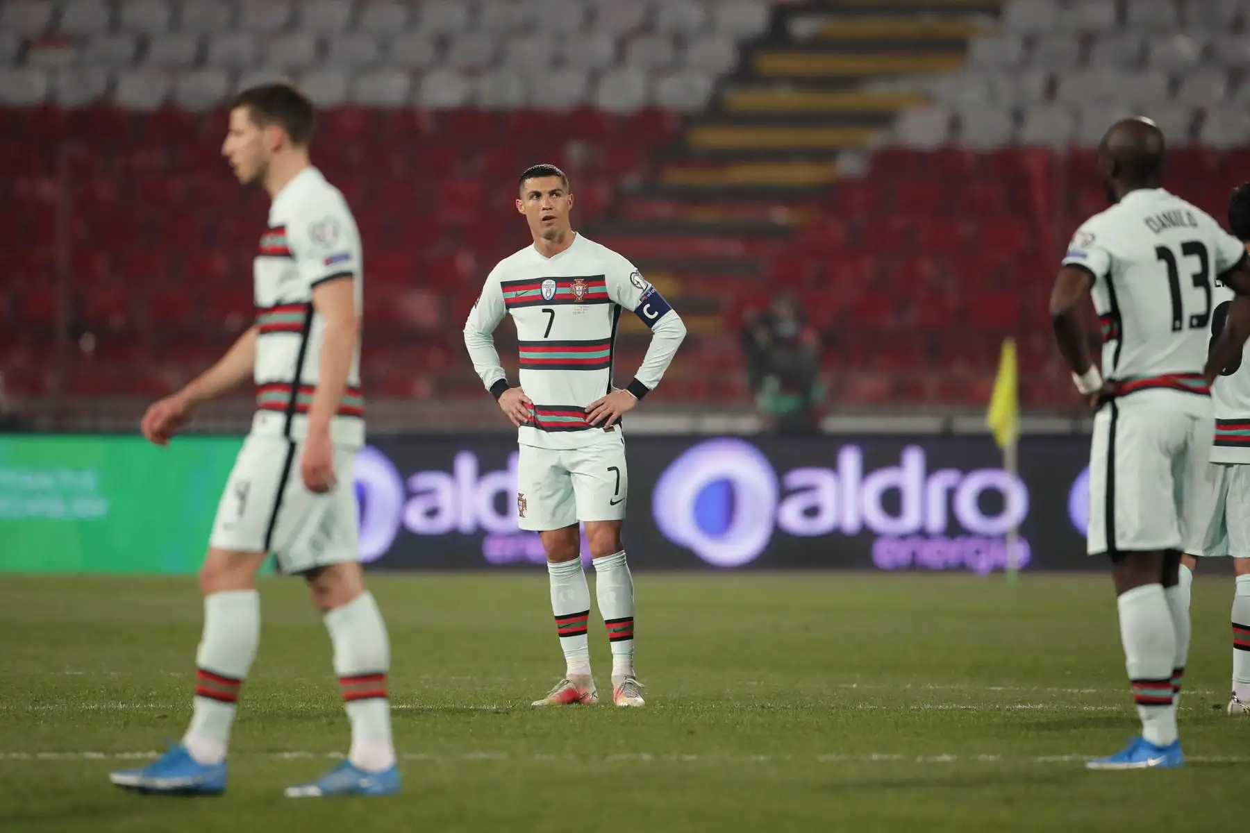 El delantero portugués Cristiano Ronaldo (C) reacciona al final del partido de clasificación del Grupo A para la Copa Mundial de la FIFA Qatar 2022 entre Serbia y Portugal en el Estadio Rajko Mitic, en Belgrado. Foto: AFP