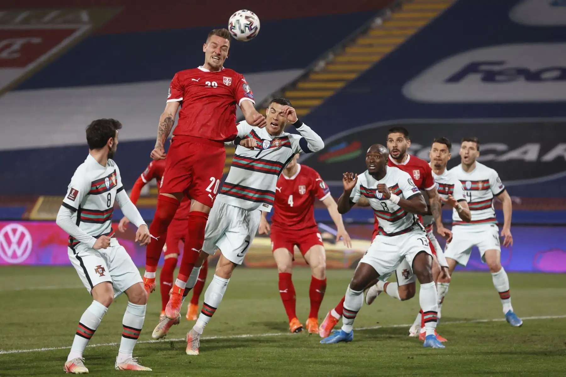 El centrocampista serbio Sergej Milinkovic-Savic (2ndL) encabeza el balón durante el partido de clasificación del Grupo A para la Copa Mundial de la FIFA Qatar 2022 entre Serbia y Portugal en el Rajko Mitic Stadium, en Belgrado. Foto: AFP