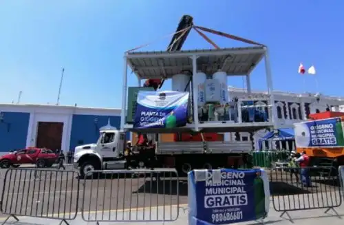 La segunda planta de oxígeno medicinal fue trasladada hasta la plaza de armas de Trujillo, capital de la región La Libertad, para reforzar el servicio de recarga de balones de oxígeno a familiares de pacientes infectados con el covid-19, informó su alcalde, José Ruiz Vega.