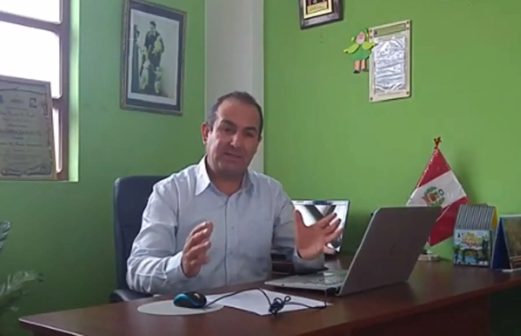 El docente cajamarquino Alindor Bazán Hernández tuvo que replantear su innovador proyecto “Modelo educativo Meta, para una comunidad educadora”, para que sus alumnos no dejen de estudiar durante la pandemia a pesar de limitaciones como la falta de equipos móviles, acceso a internet o computadora en sus domicilios.