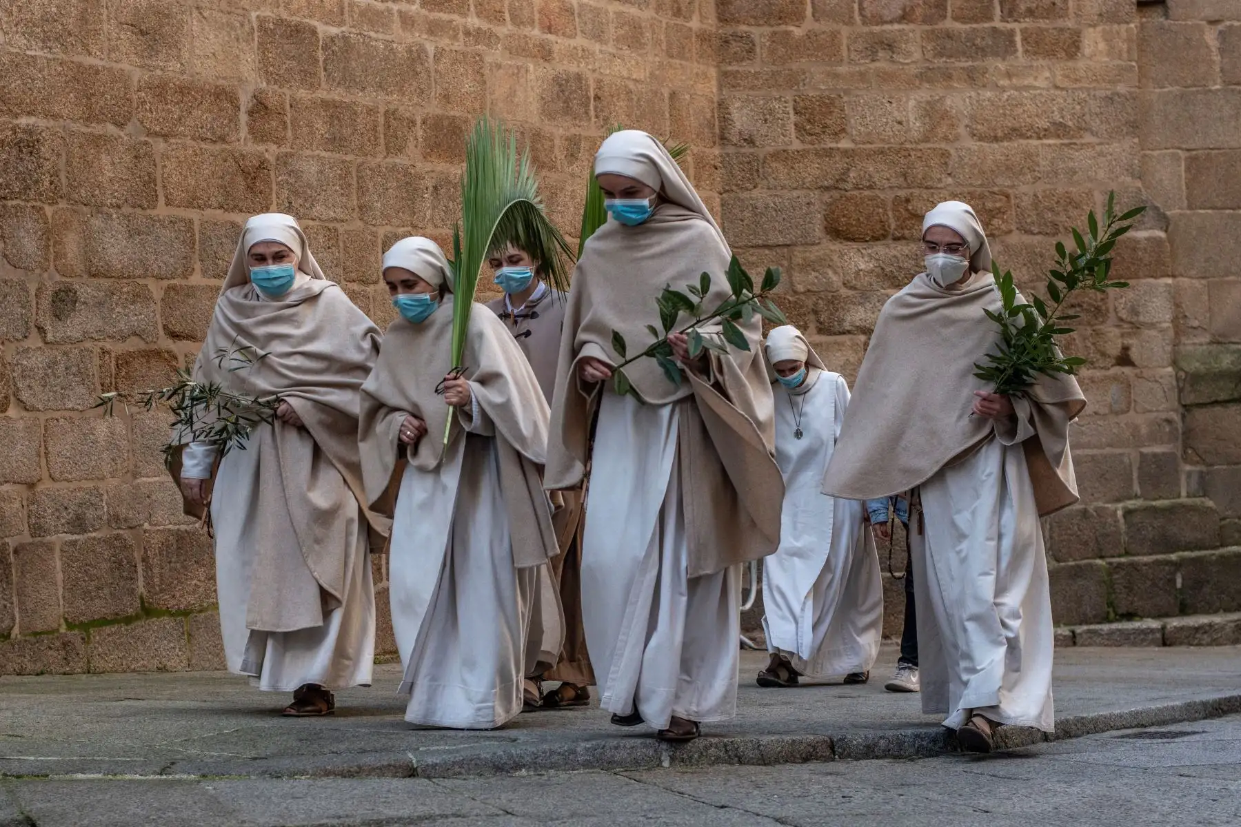 Unas monjas asisten a la celebración del Domingo de Ramos en la catedral de Ourense, que este año con motivo de la pandemia no se ha podido desarrollar con normalidad. 
Foto: EFE