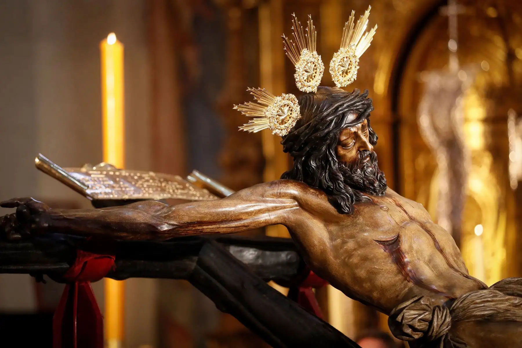 Santisimo Cristo del Amor en la Iglesia del Salvador de Sevilla hoy, Domingo de Ramos. Sevilla inicia por segundo año una Semana Santa sin procesiones debido a la pandemia del Covid-19, pero en esta ocasión con las iglesias abiertas, donde los fieles podrán asistir a los ritos religiosos manteniendo las distancias.
Foto: EFE