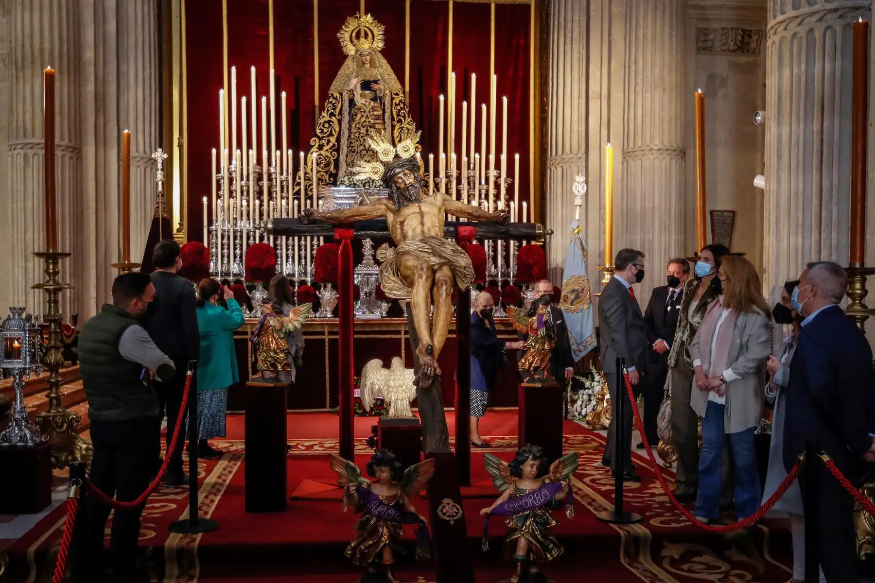Fieles contemplan el Santisimo Cristo del Amor y la Virgen del Socorro en la Iglesia del Salvador de Sevilla , durante el Domingo de Ramos. Sevilla inicia por segundo año una Semana Santa sin procesiones debido a la pandemia del Covid-19.
Foto: EFE