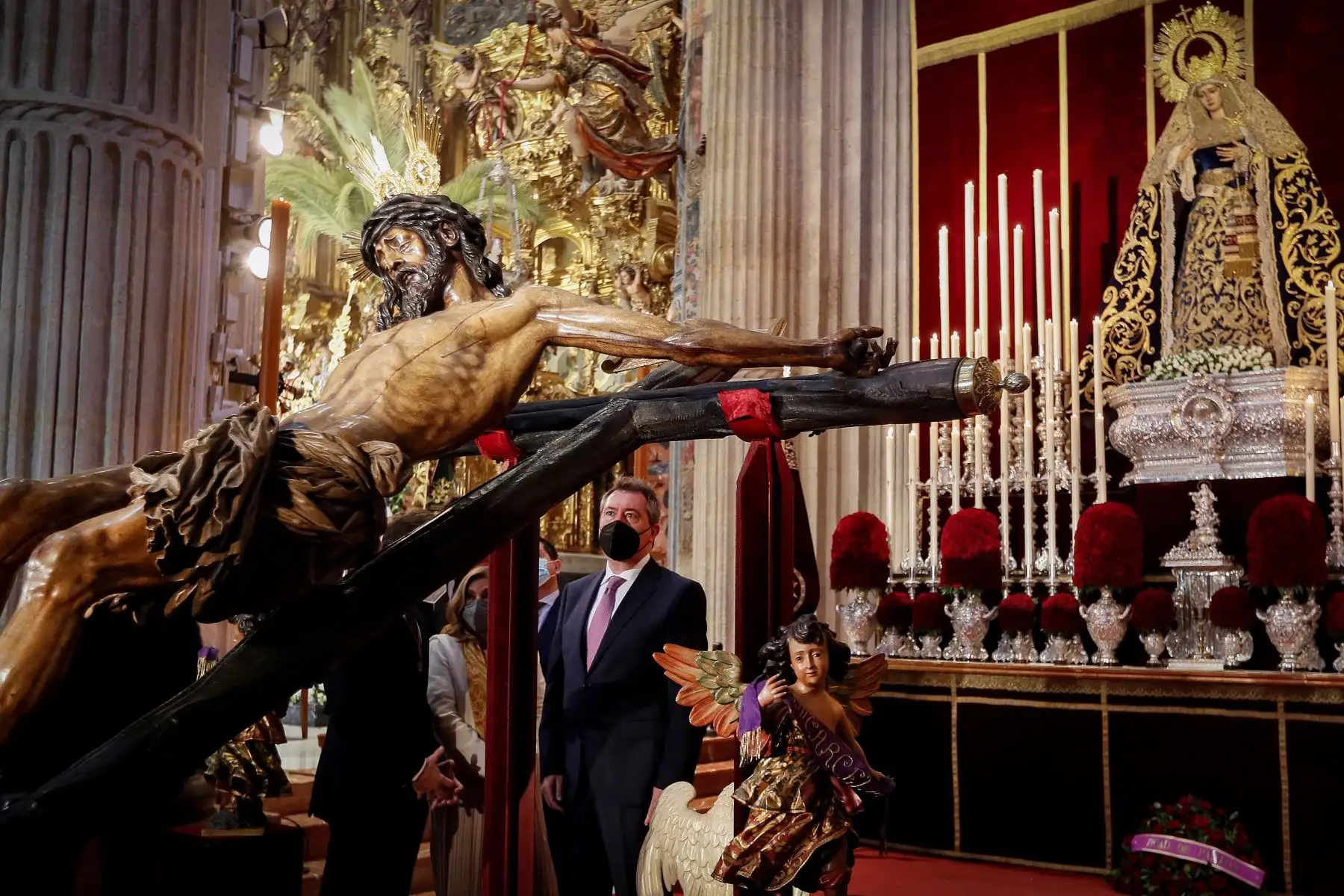 El alcalde de Sevilla, Juan Espadas  contempla el Santisimo Cristo del Amor en la Iglesia del Salvador de Sevilla , durante el Domingo de Ramos. Sevilla inicia por segundo año una Semana Santa sin procesiones debido a la pandemia del Covid-19.
Foto: EFE