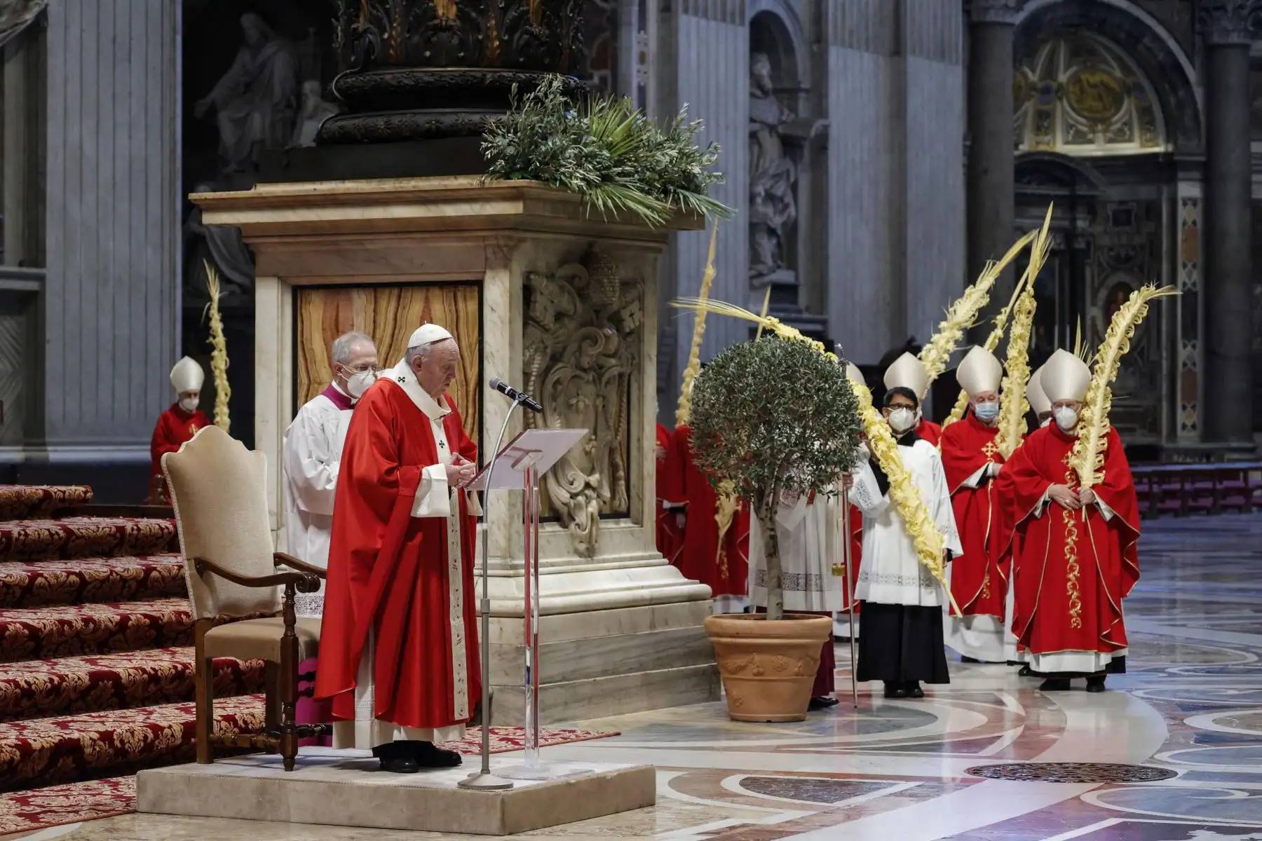 El Papa Francisco celebra la misa del Domingo de Ramos en el Vaticano, en medio de la pandemia del coronavirus Covid-19.
Foto: AFP