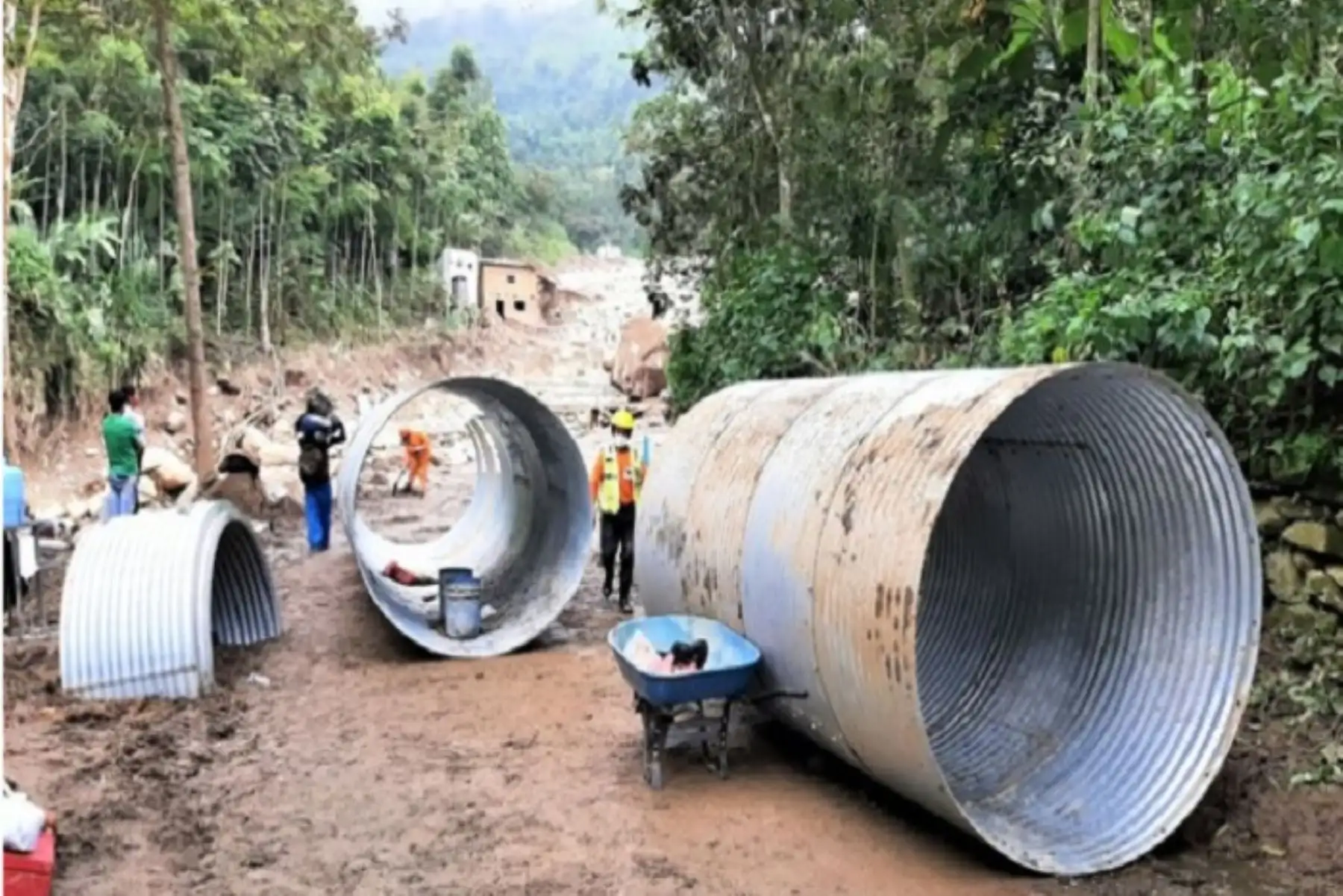 Las actividades de construcción de la carretera, en el tramo Canchaque–Huancabamba, se han suspendido. Sin embargo, se cuenta con maquinaria desplegada a lo largo de la vía para la atención de las emergencias viales que se presenten.