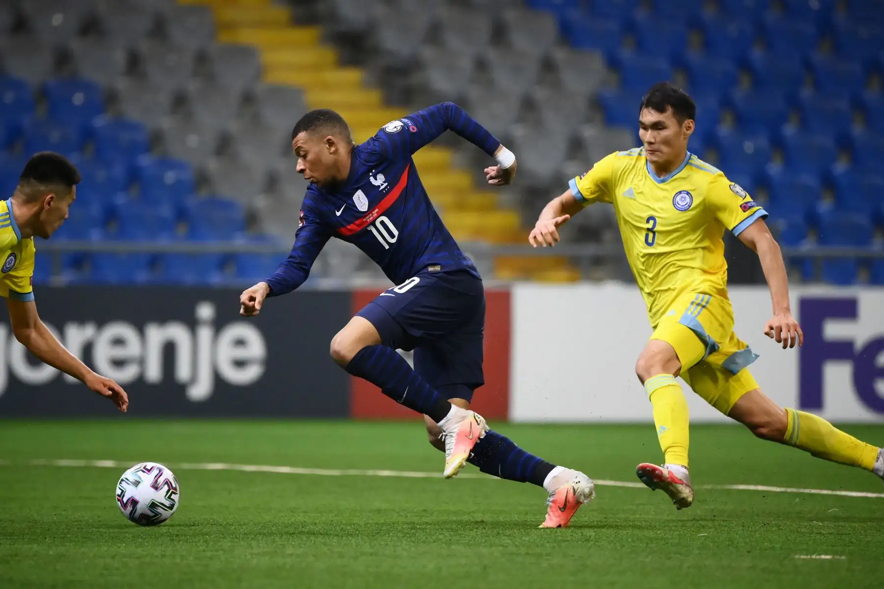 El delantero francés Kylian Mbappé  corre con el balón por delante del defensor de Kazajstán Nuraly Alip  durante el partido de clasificación de la Copa Mundial de la FIFA Qatar 2022 Grupo D entre Kazajstán y Francia, en el Astana Arena.
Foto: AFP