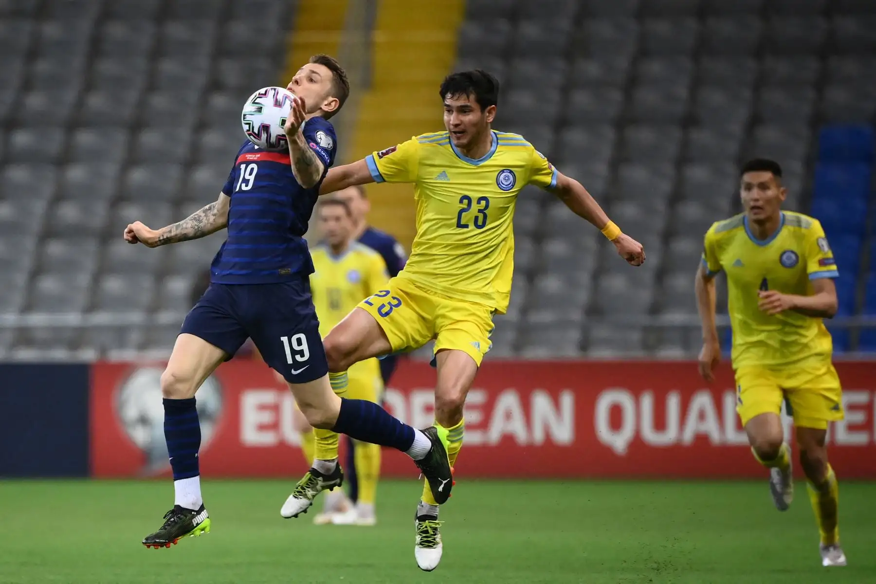 El defensor de Francia Lucas Digne  lucha por el balón con el defensor de Kazajstán Marat Bystrov durante el partido de fútbol del Grupo D de clasificación para la Copa Mundial de la FIFA Qatar 2022 entre Kazajstán y Francia.
Foto: AFP