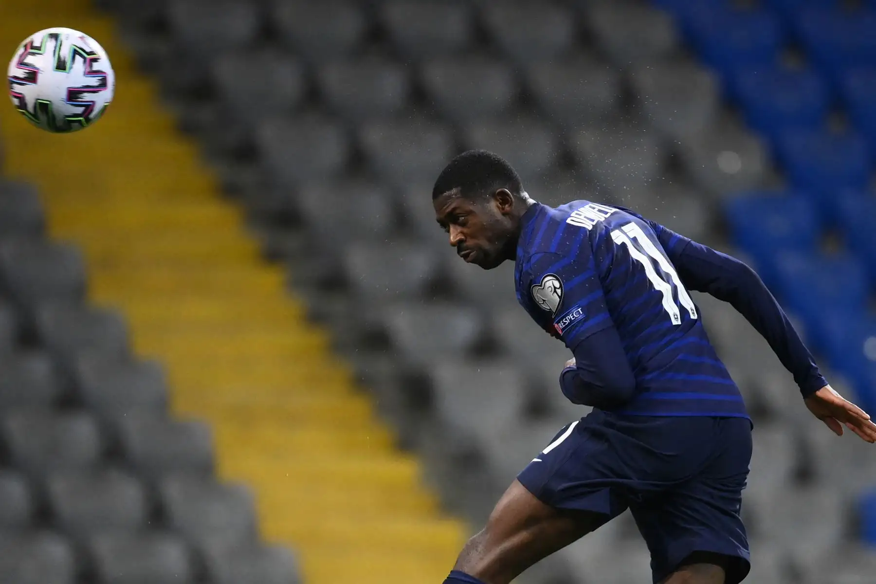 El delantero francés Ousmane Dembele cabecea el balón durante el partido de fútbol del Grupo D de clasificación para la Copa Mundial de la FIFA Qatar 2022 entre Kazajstán y Francia.
Foto: AFP