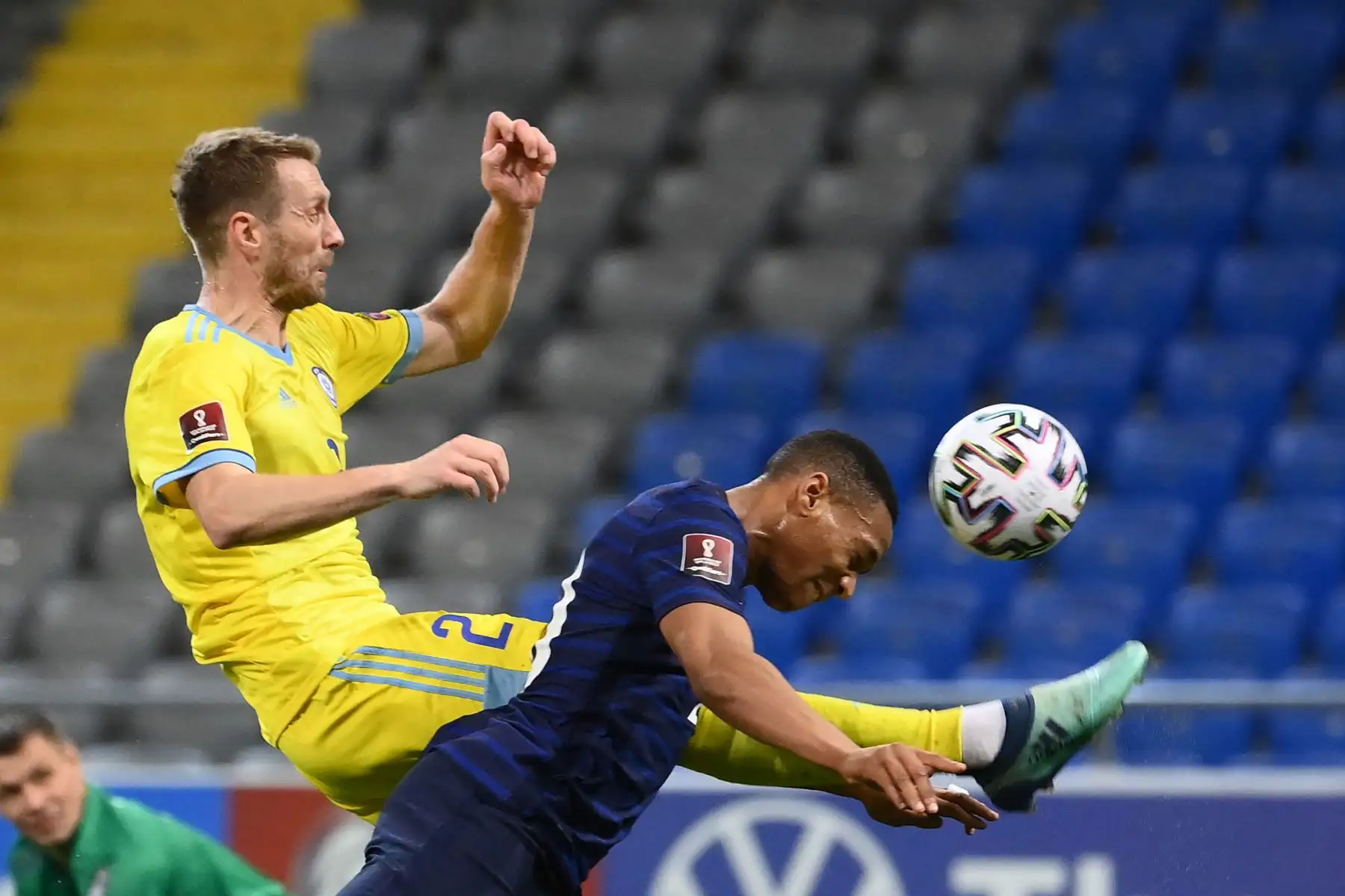 El defensor de Kazajstán Sergey Maliy  ,lucha por el balón con el delantero francés Anthony Martial durante el partido de fútbol del Grupo D de clasificación para la Copa Mundial de la FIFA Qatar 2022 entre Kazajstán y Francia, en el Astana Arena, en Nur-Sultan, el 28 de marzo de 2022.
Foto: AFP