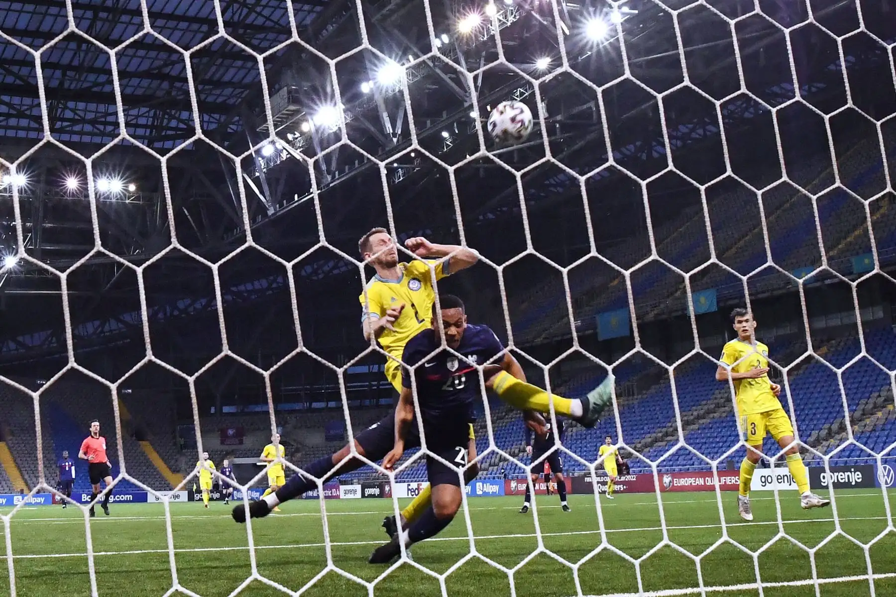 El defensor de Kazajstán Sergey Maliy lucha por el balón con el delantero francés Anthony Martial  durante el partido de clasificación de la Copa Mundial de la FIFA Qatar 2022 Grupo D entre Kazajstán y Francia.
Foto: AFP