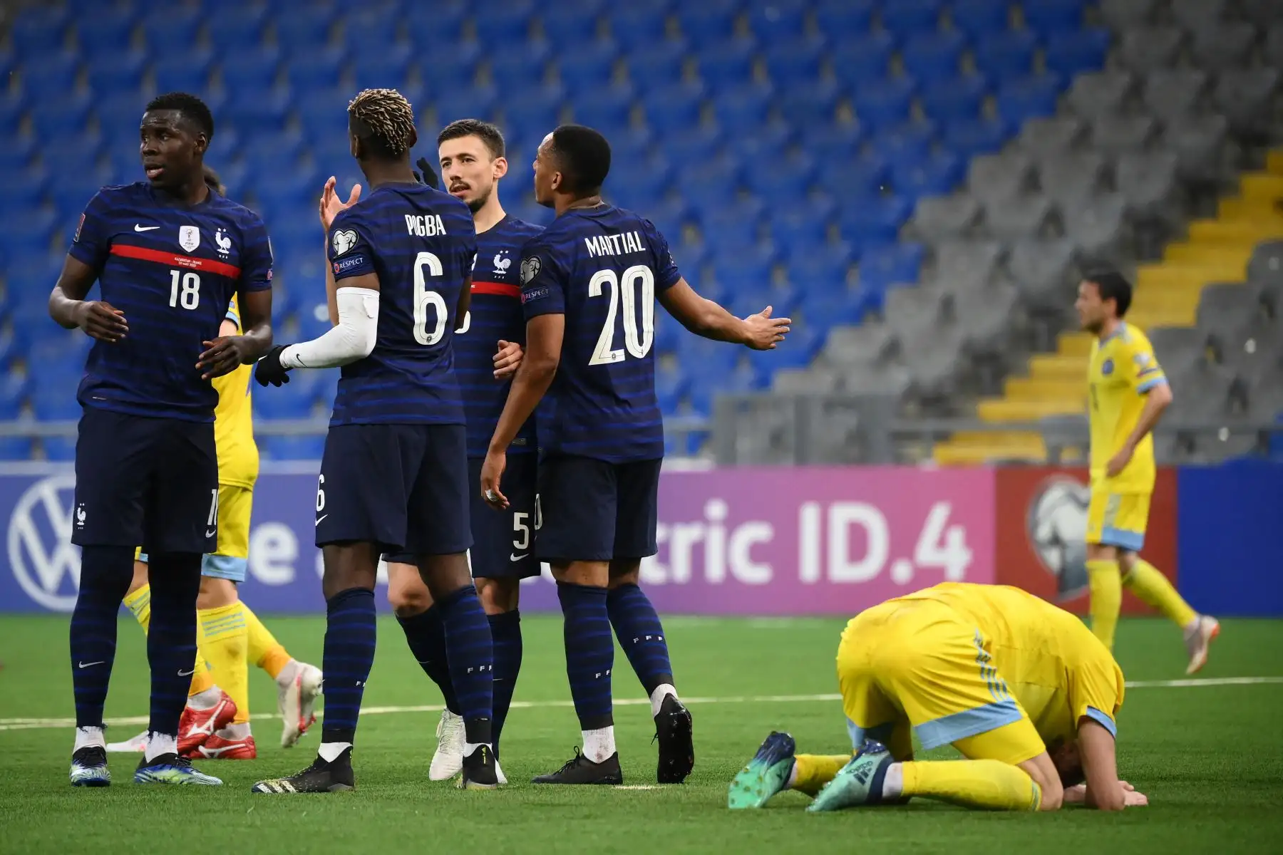 El defensa de Kazajstán Sergey Maliy reacciona junto a los jugadores de Francia tras marcar un gol en propia meta durante el partido de clasificación del Grupo D para la Copa Mundial de la FIFA Qatar 2022 entre Kazajstán y Francia.
Foto: AFP