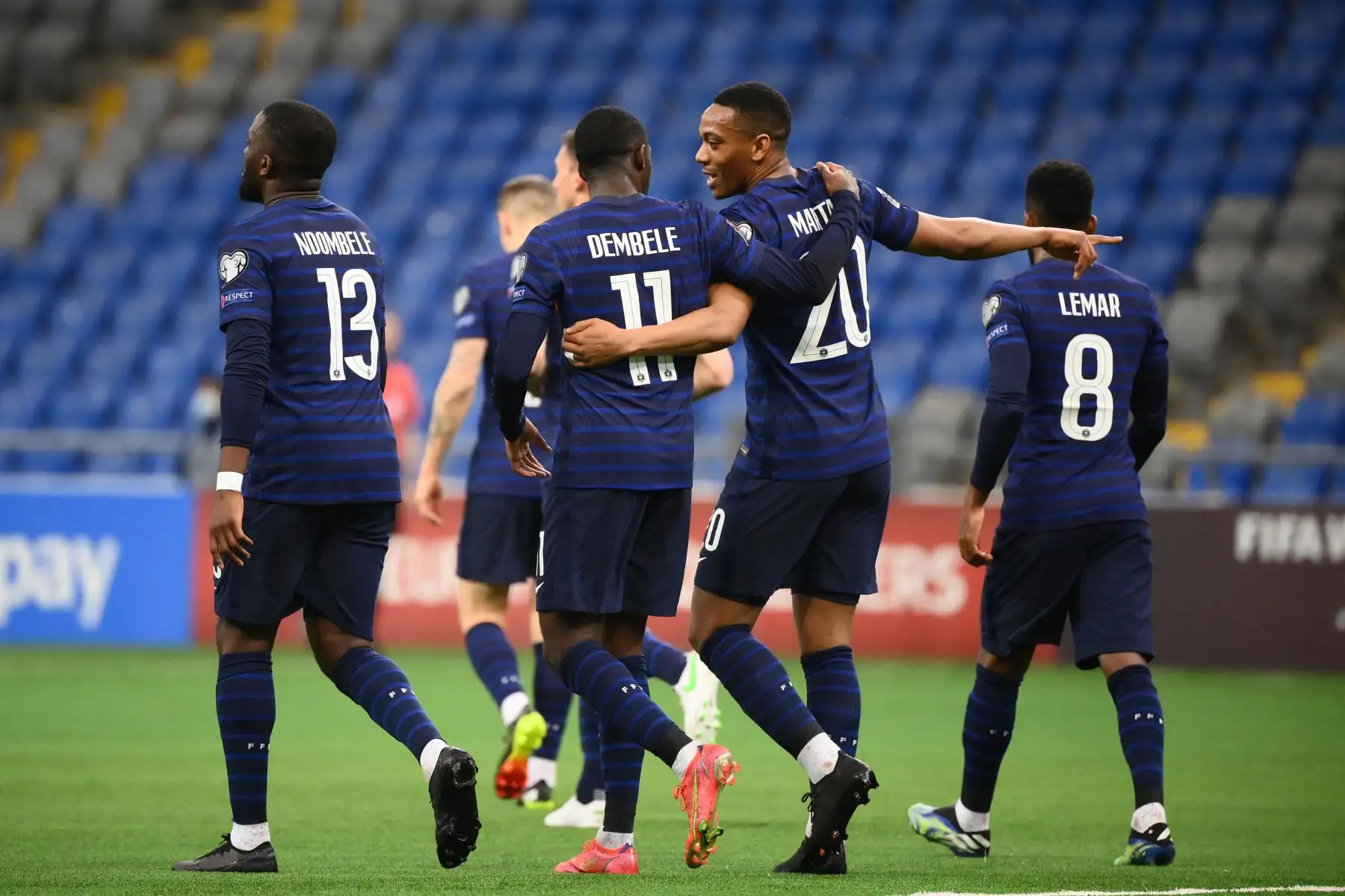 El delantero francés Ousmane Dembele  celebra con el delantero francés Anthony Martial  tras marcar un gol durante el partido de clasificación del Grupo D para la Copa Mundial de la FIFA Qatar 2022 entre Kazajstán y Francia.
Foto: AFP