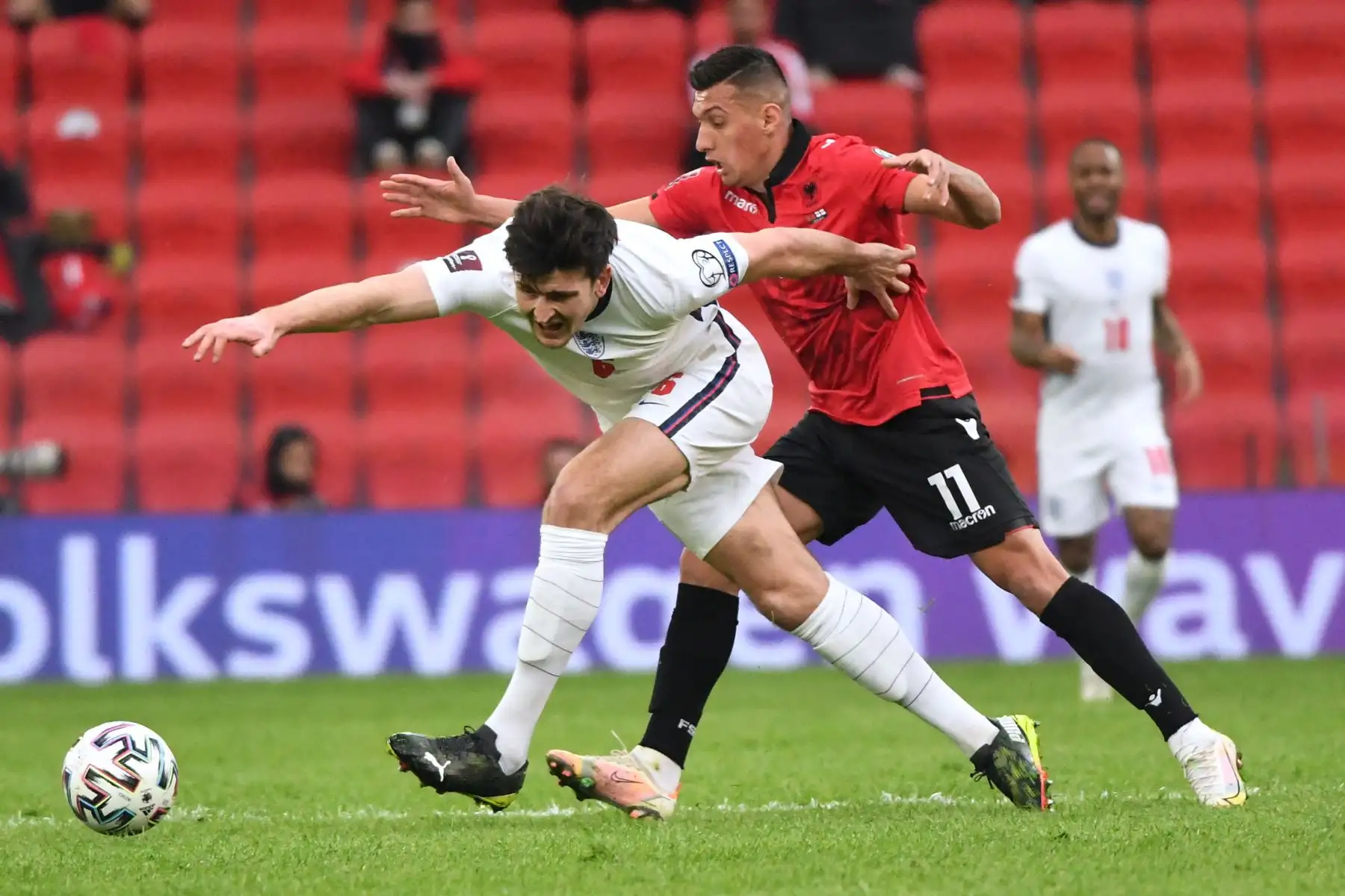 El defensor de Englands, Conor Coady Es desafiado por el delantero de Albania Myrto Uzuni durante el partido de fútbol del Grupo I de clasificación para la Copa Mundial de la FIFA Qatar 2022 entre Albania e Inglaterra en el estadio Air Albania.
Foto:AFP