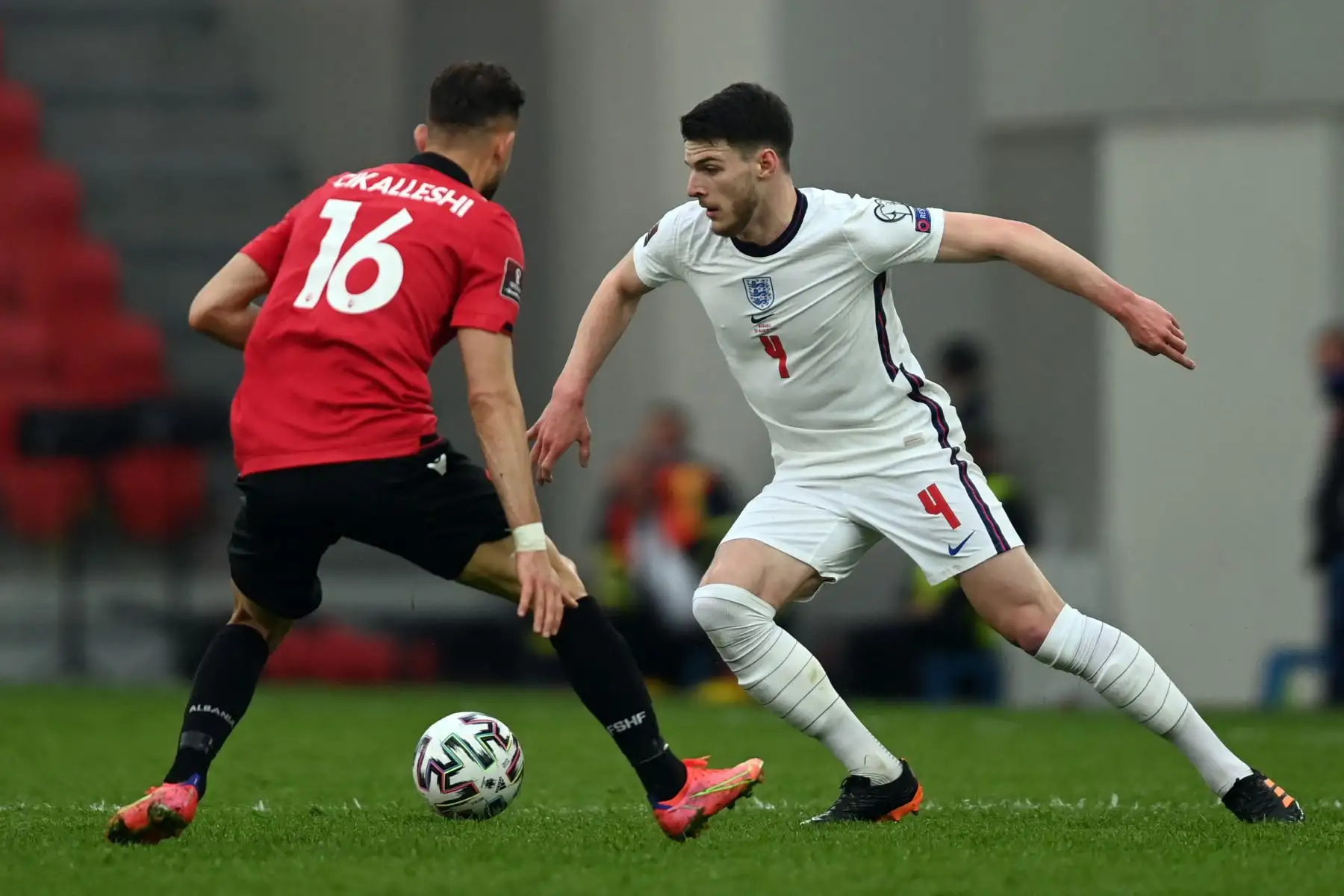 El delantero de Albania Sokol Cikalleshi lucha por el balón con el centrocampista de Inglaterra Declan Rice durante el partido de clasificación de la Copa Mundial de la FIFA Qatar 2022 Grupo I entre Albania e Inglaterra en el Arena Kombetare Estadio Air Albania.
Foto: AFP