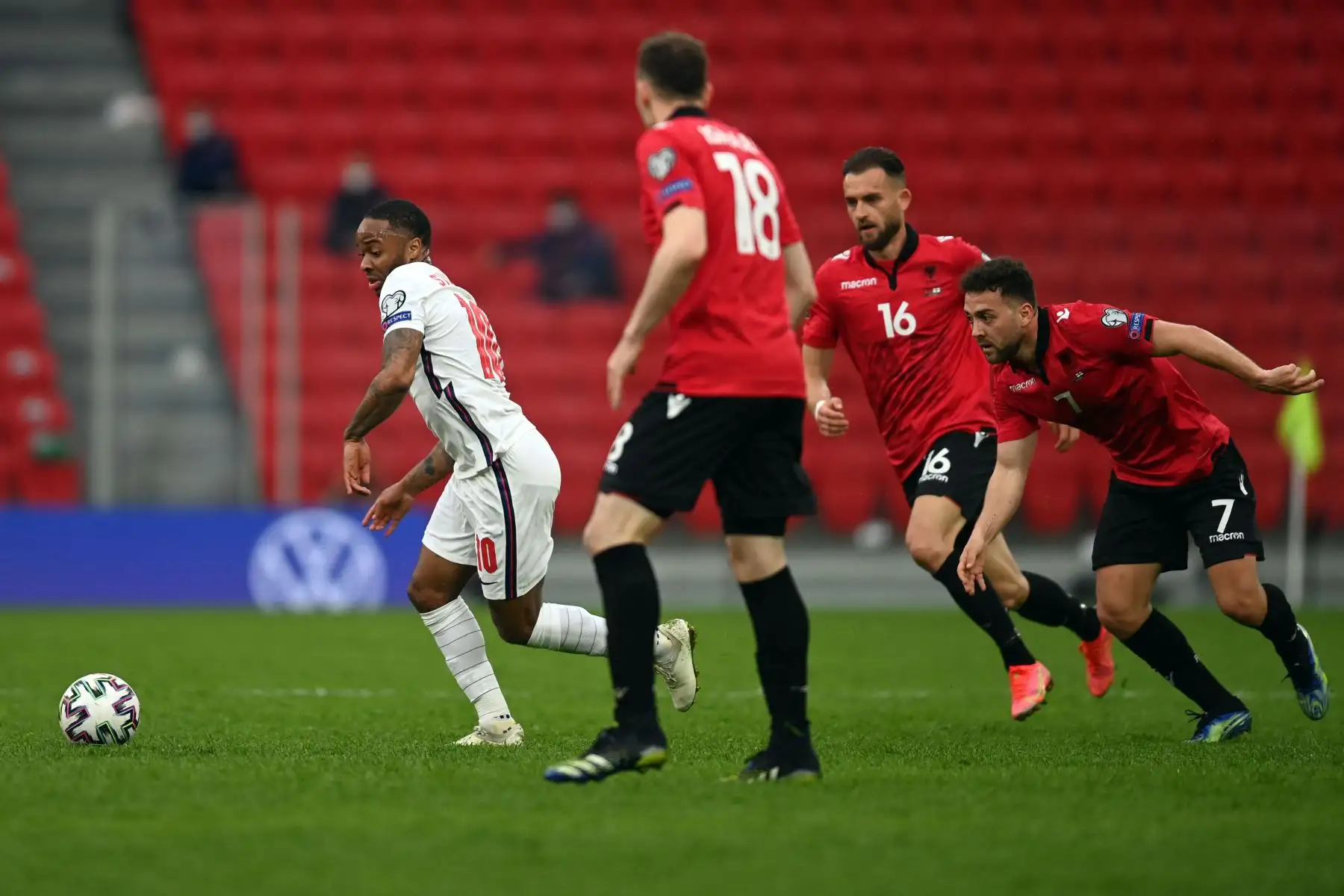 El delantero inglés Raheem Sterling Corre con el balón durante el partido de fútbol del Grupo I de clasificación para la Copa Mundial de la FIFA Qatar 2022 entre Albania e Inglaterra en el Arena Kombetare Estadio Air Albania.
Foto:AFP