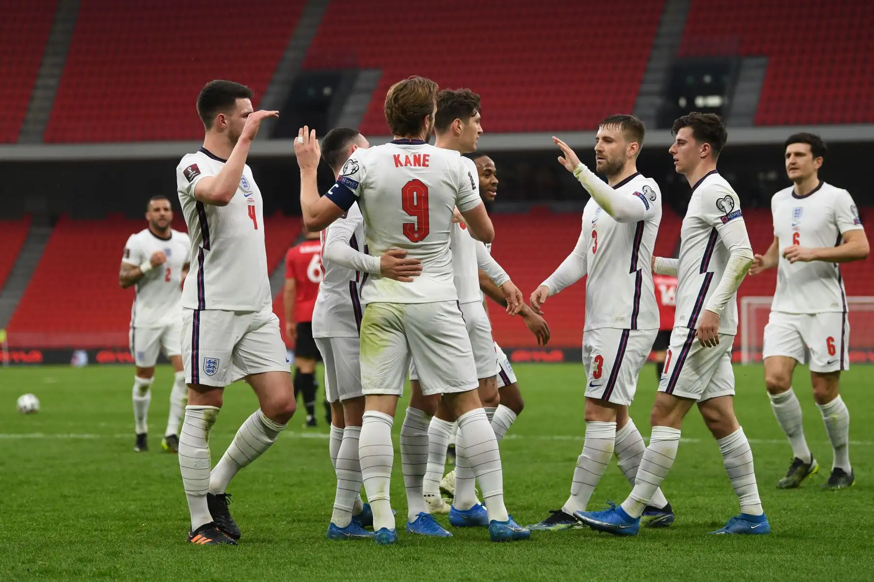 El delantero inglés Harry Kane es felicitado por sus compañeros tras marcar un gol durante el partido de clasificación del Grupo I para la Copa Mundial de la FIFA Qatar 2022 entre Albania e Inglaterra en el Arena Kombetare Estadio Air Albania.
Foto:AFP