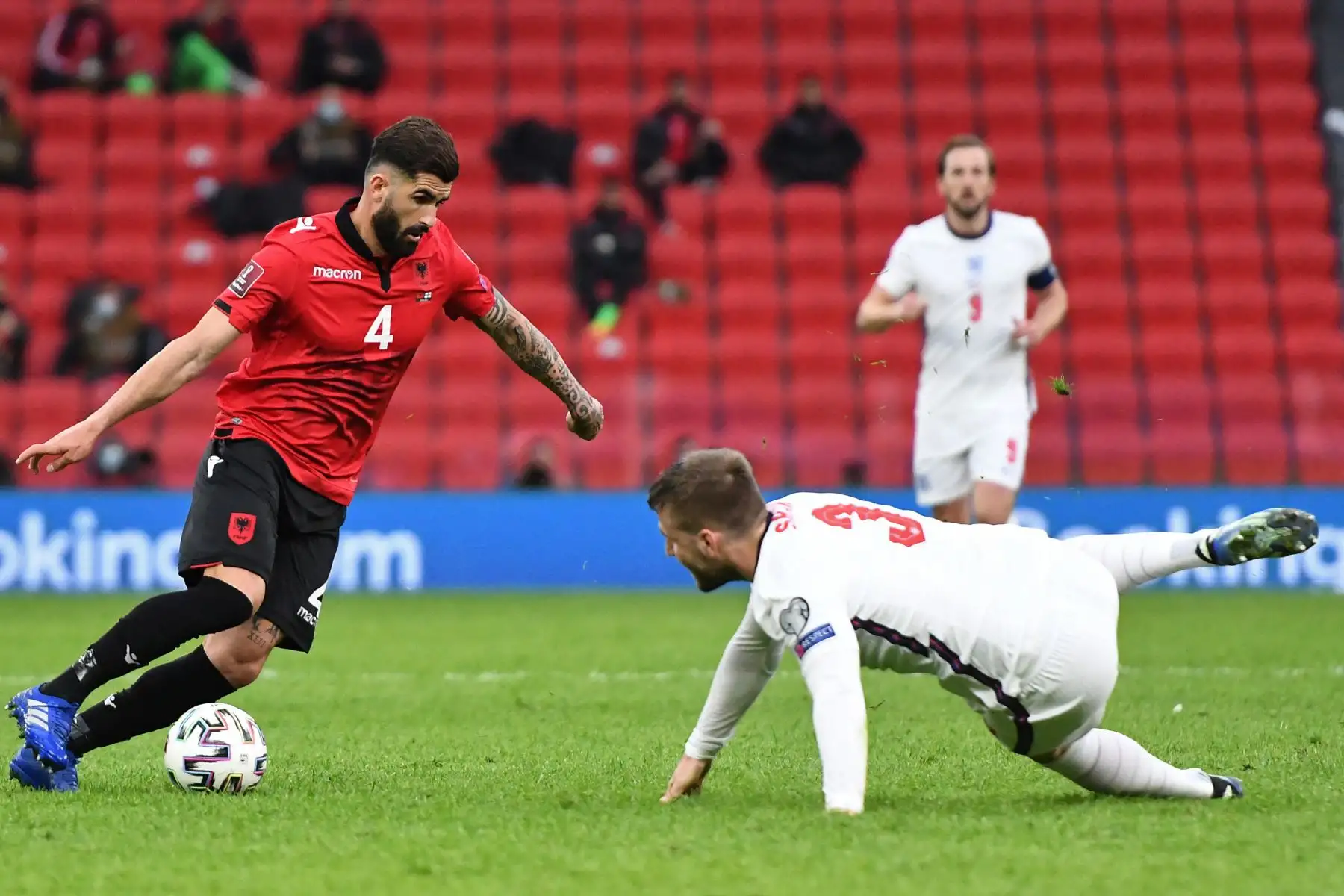 El defensor de Albania Elseid Hysaj es desafiado por el defensor de Englands Ben Chilwell durante el partido de fútbol del Grupo I de clasificación para la Copa Mundial de la FIFA Qatar 2022 entre Albania e Inglaterra en el estadio Air Albania.
Foto:AFP