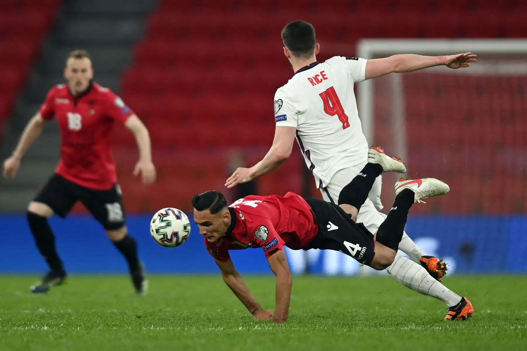 El centrocampista de Albania Qazim Laci lucha por el balón con el centrocampista de Inglaterra Declan Rice  durante el partido de clasificación de la Copa Mundial de la FIFA Qatar 2022 Grupo I entre Albania e Inglaterra en el Arena Kombetare Estadio Air Albania.
Foto: AFP