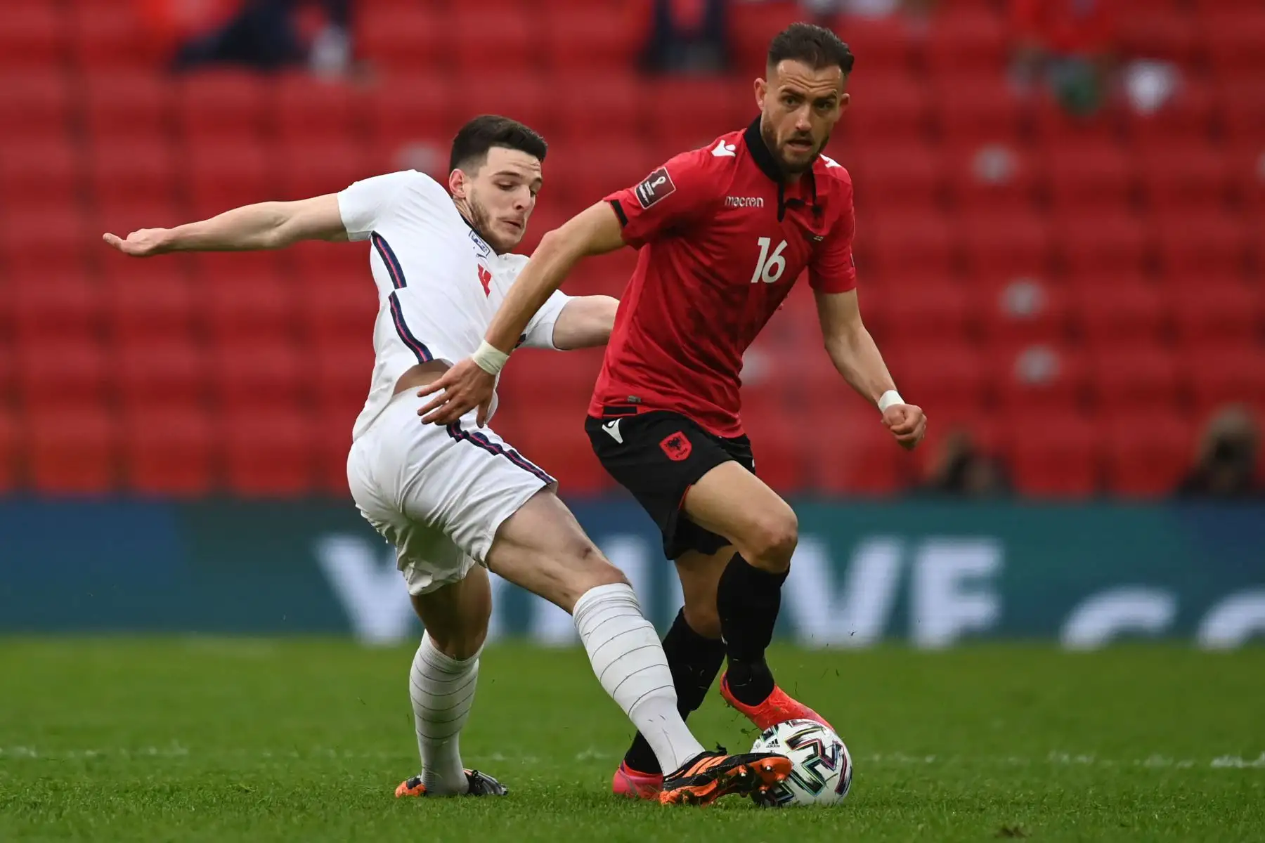 El centrocampista inglés Declan Rice lucha por el balón con el delantero de Albania Sokol Cikalleshi durante el partido de clasificación del Grupo I para la Copa Mundial de la FIFA Qatar 2022 entre Albania e Inglaterra en el Arena Kombetare Estadio Air Albania.
Foto: AFP