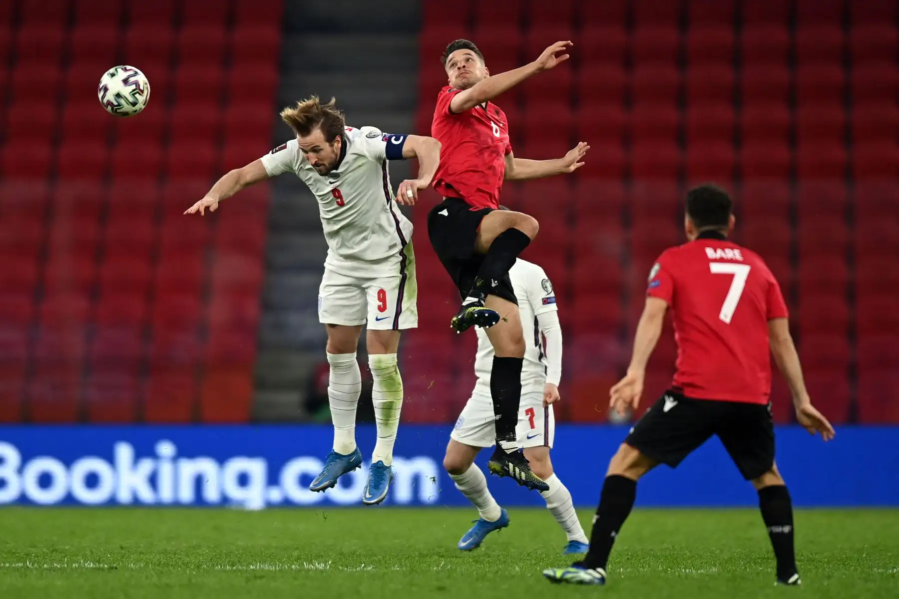 El delantero de Inglaterra Harry Kane lucha por el balón con el defensor de Albania Ardian Ismajli durante el partido de clasificación de la Copa Mundial de la FIFA Qatar 2022 Grupo I entre Albania e Inglaterra en el Arena Kombetare Estadio Air Albania.
Foto:AFP